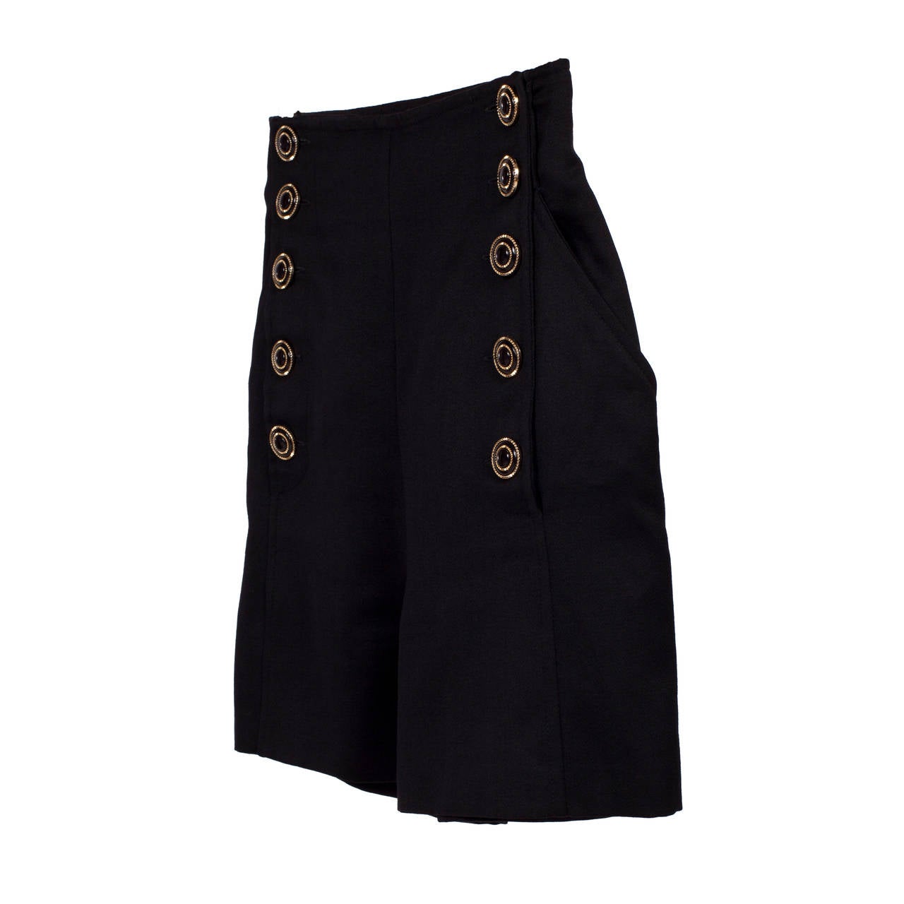 Gianni Versace / Versus Schwarze Shorts mit hoher Taille und Knopfverschluss.
Größe: 40 Italienisch 
Material : Wolle / Viskose

Größe : 40 IT
Taille : 66 cm
Länge (Seitennaht von der Taille bis zum Saum) :  41cm
Hüfte 84 : cm