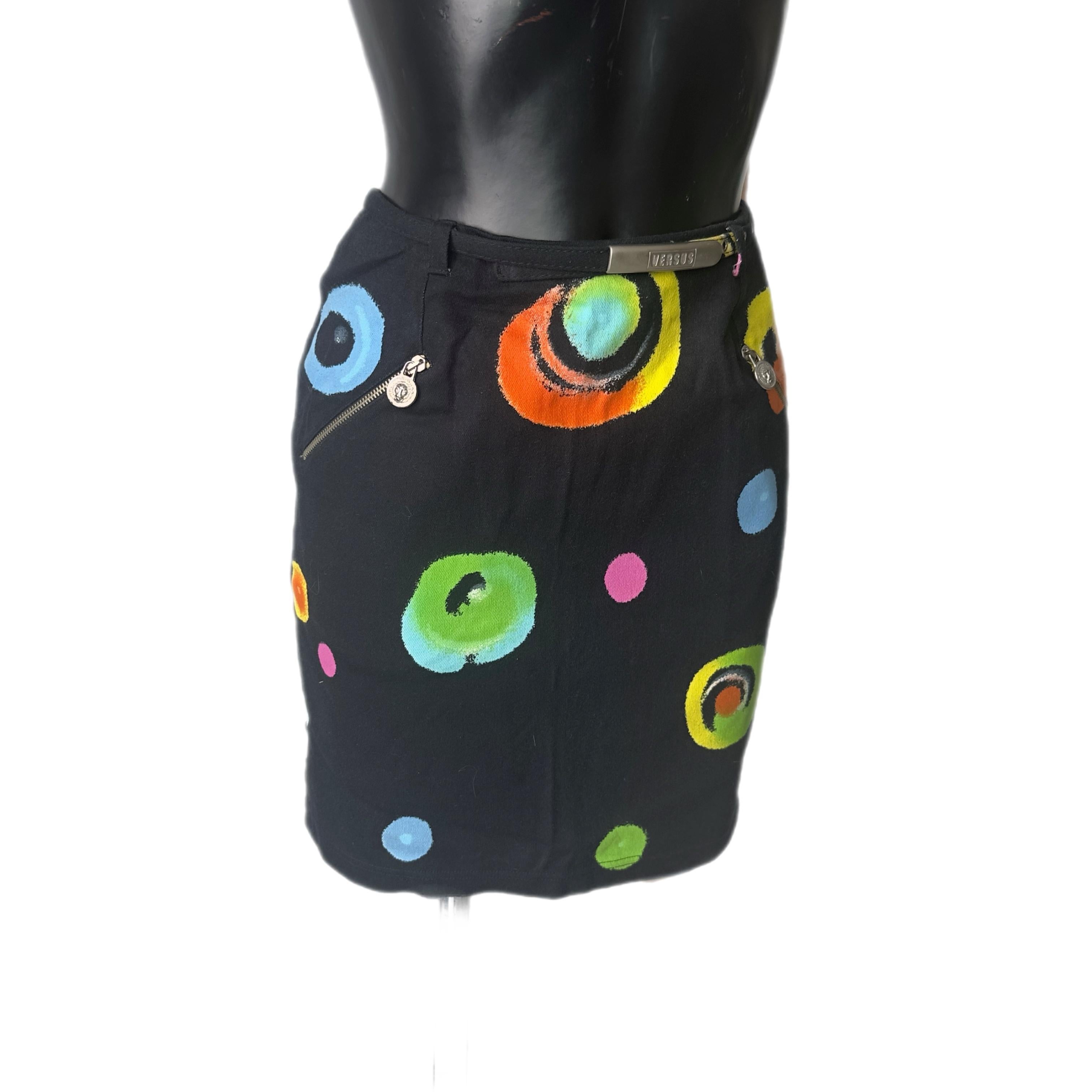 Versus Gianni Versace Schwarzer Minirock mit mehrfarbigem Druck und Medusa-Detail (Black) im Angebot