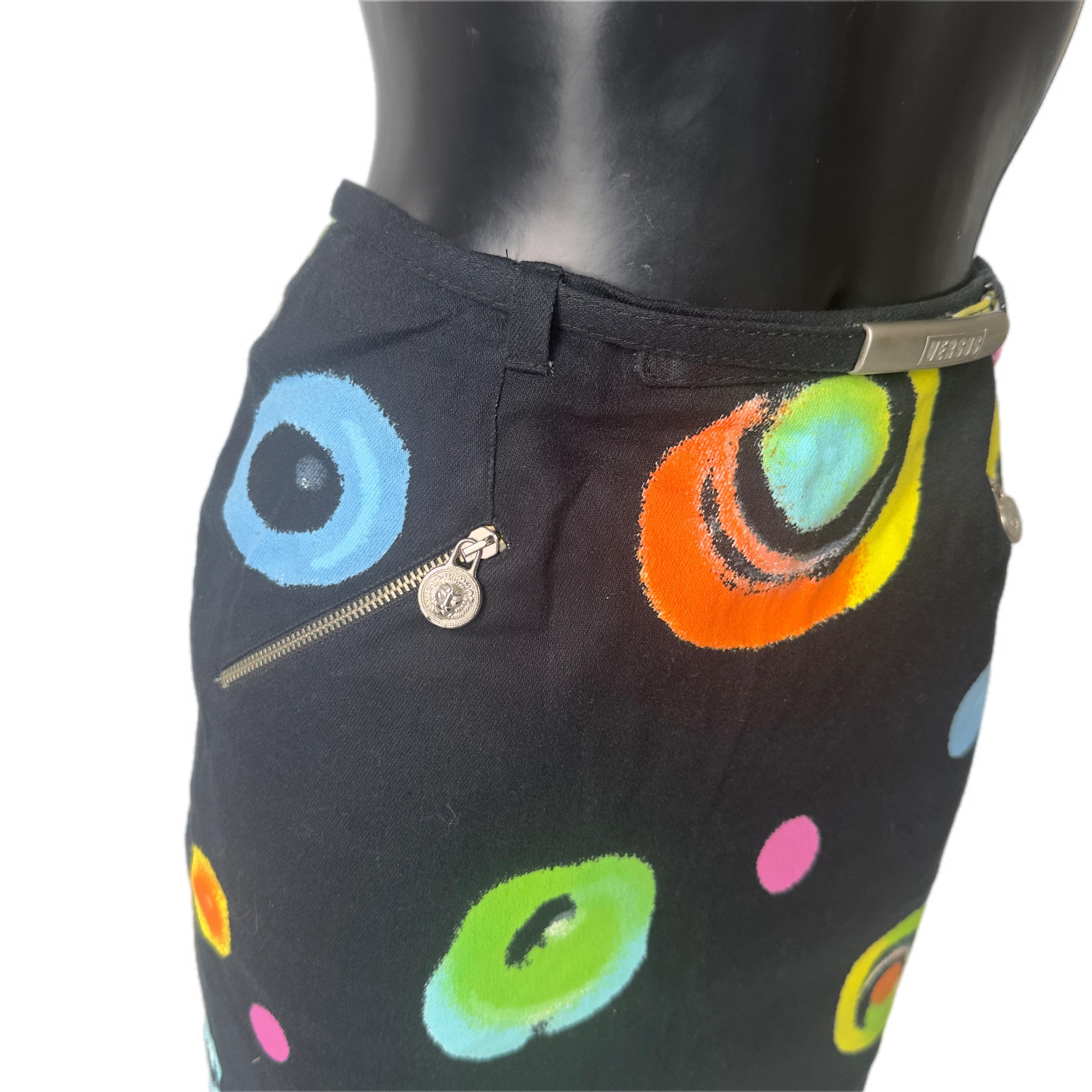 Versus Gianni Versace Schwarzer Minirock mit mehrfarbigem Druck und Medusa-Detail im Zustand „Hervorragend“ im Angebot in Basaluzzo, IT