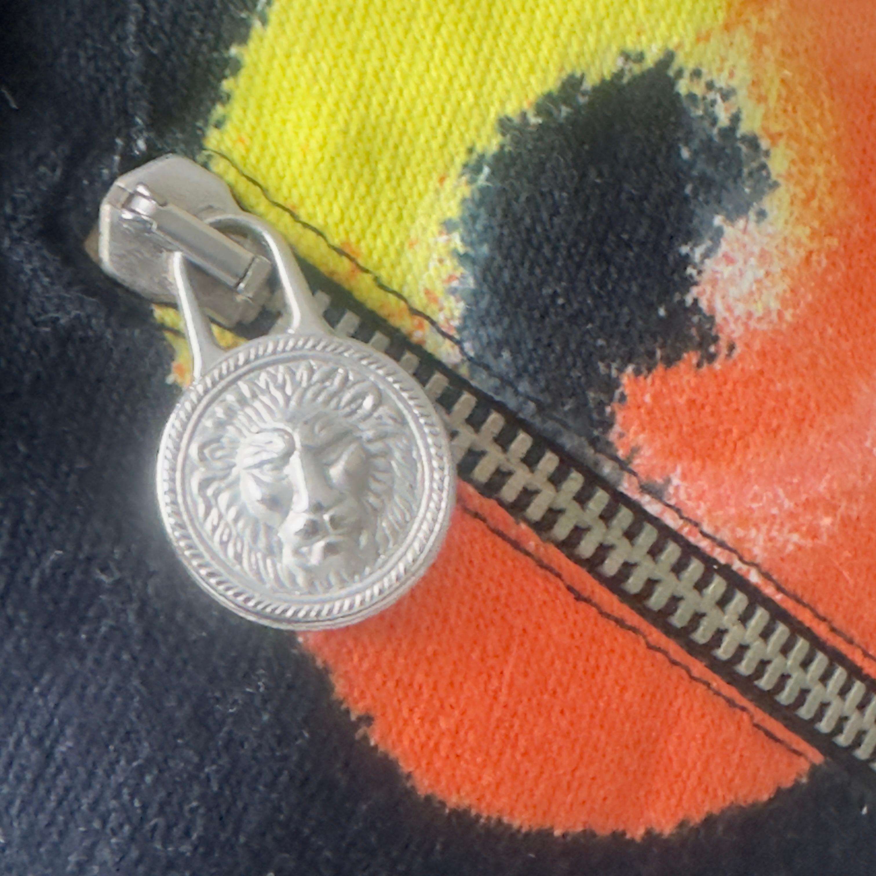 Versus Gianni Versace Schwarzer Minirock mit mehrfarbigem Druck und Medusa-Detail für Damen oder Herren im Angebot