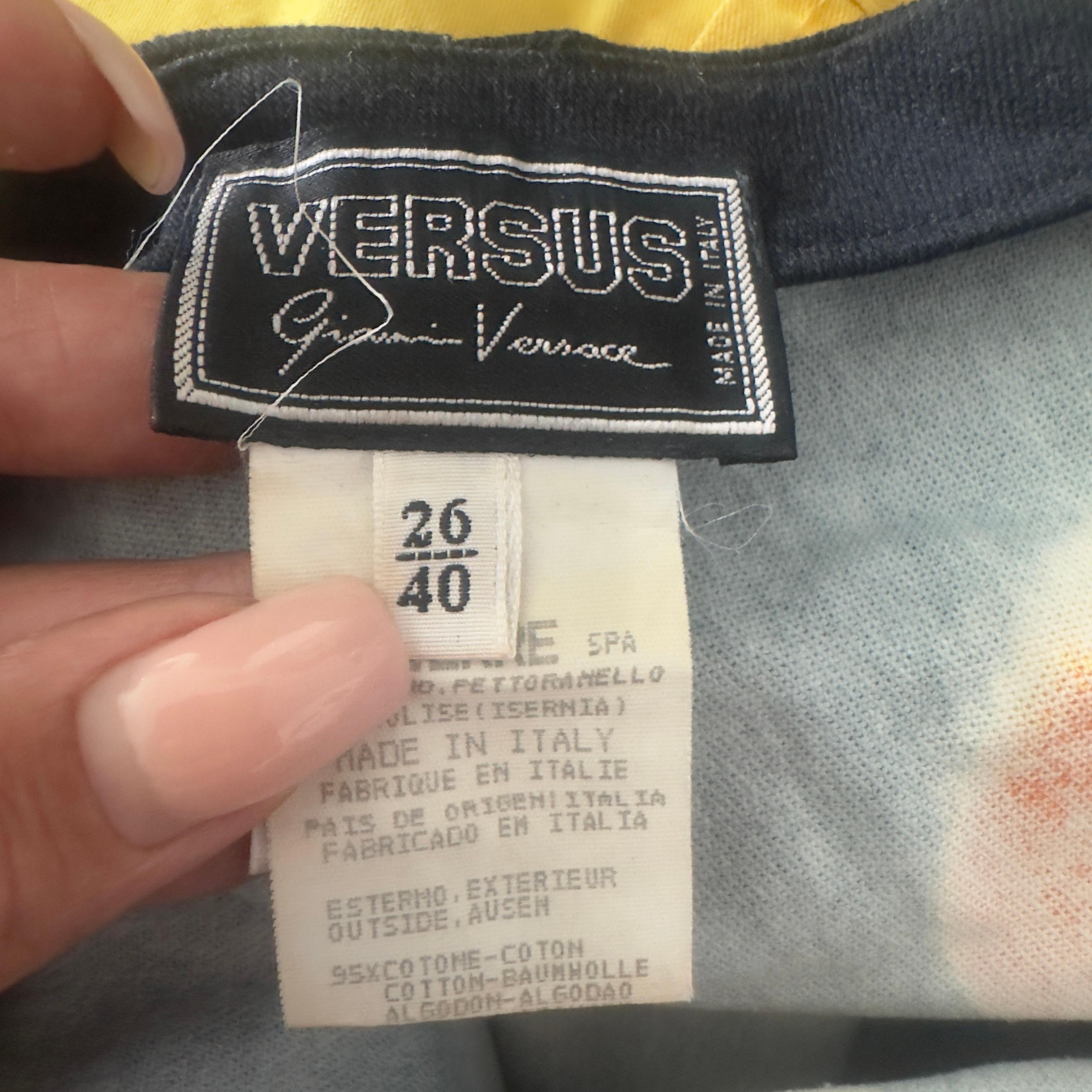 Versus Gianni Versace Schwarzer Minirock mit mehrfarbigem Druck und Medusa-Detail im Angebot 1