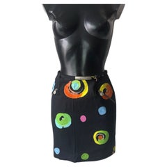 Versus Gianni Versace Minifalda negra con estampado multicolor y detalle de Medusa