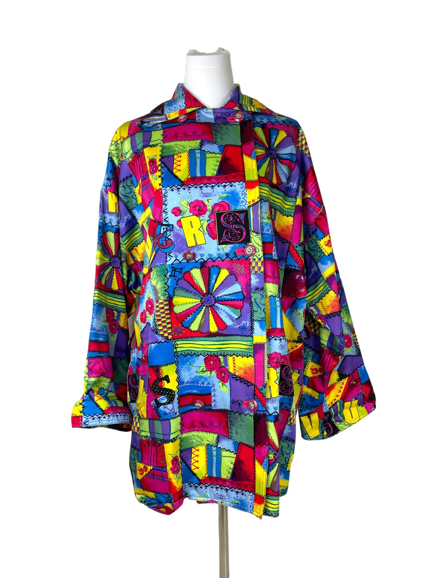 Rare Versus by Gianni Versace Multicolor Printed Trench 1990s
Six buttons 
Two pockets
SIZE: 28 / 42 (IT 42)
-
Fabrics and productions label were cut.
-
Total length: 80cm
Shoulders: 63cm
Width: 63cm
-
NO RETURNS