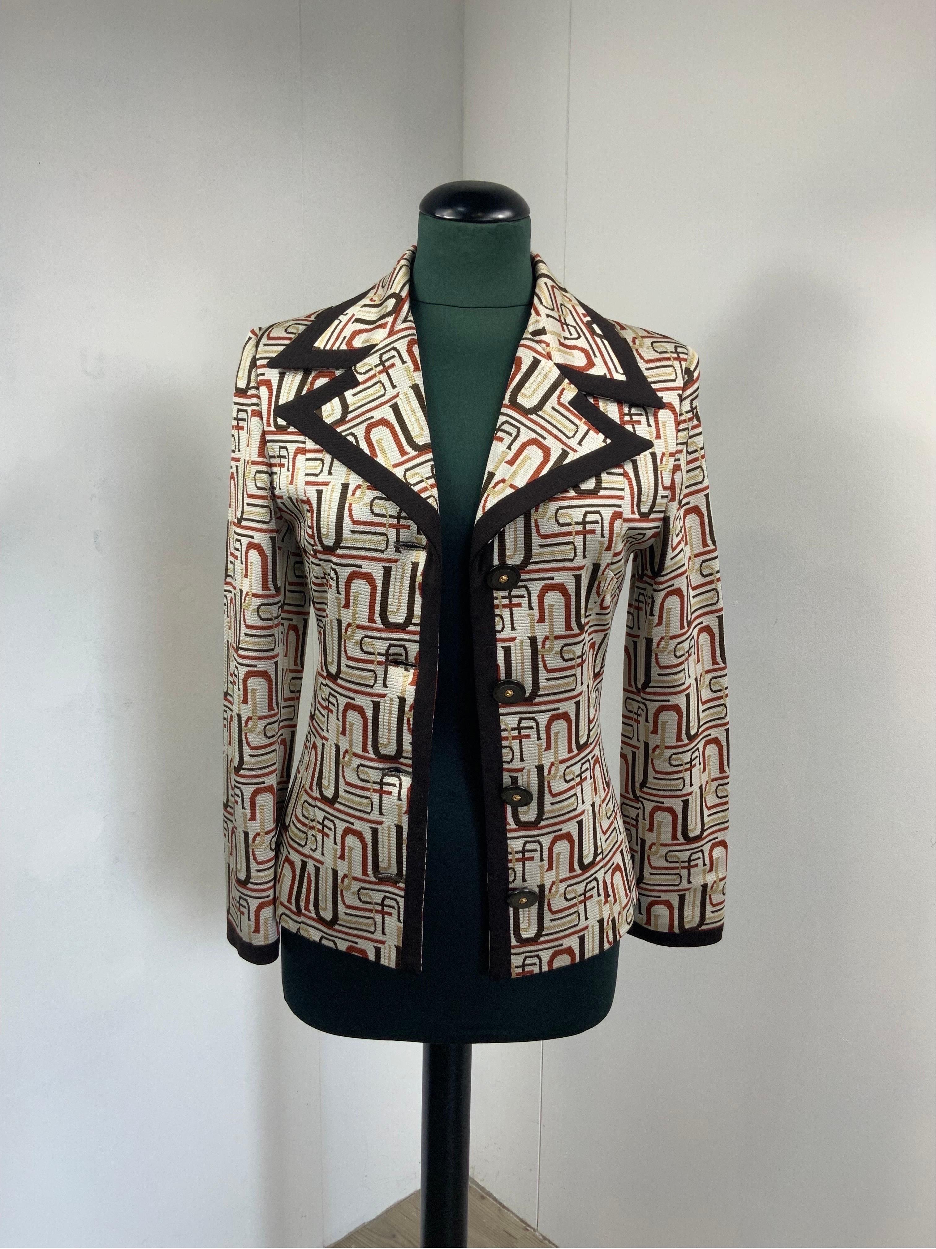 Versus Versace jacket.
In viscose and cupro. Lined.
Very special fantasy.
Italian size 42.
Shoulders 42 cm
Bust 40cm
Waist 36 cm
Length 66 cm
Sleeve 59 cm
In good general condition, it shows signs of normal use and some pulled threads.