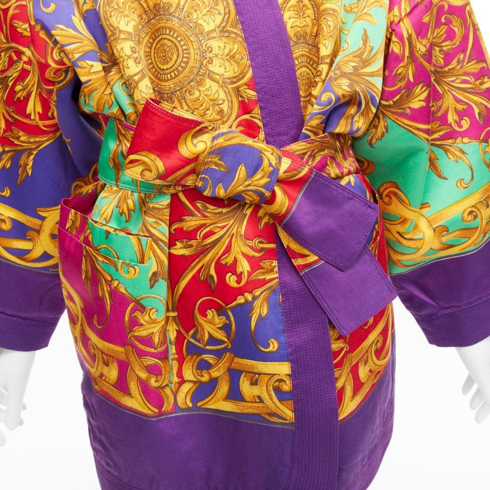 VERSUS GIANNI VERSACE Vintage purple yellow baroque floral print padded belted kimono robe IT42 M
Reference: TGAS/D00460
Brand: Versus
Designer: Gianni Versace
Material: Cotton, Viscose
Color: Purple, Multicolour
Pattern: Floral
Closure: Self