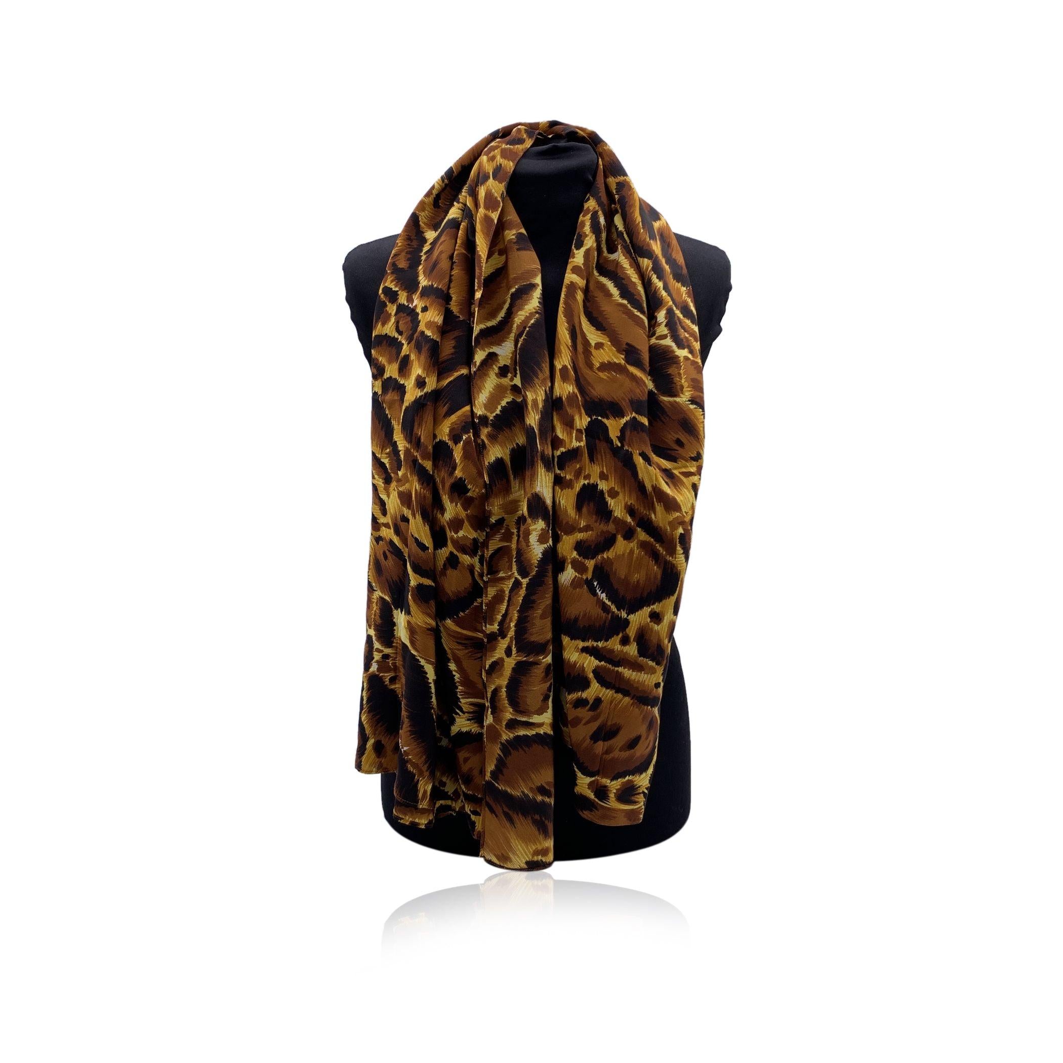 Beautiful Versu by Gianni Versace vintage silk shawl with animalier print. It can also be used as a cover-up. Composition: 100% silk. Measurements: 30 x 54.5 inches - 76.2 x 138.5 cm Condition A - EXCELLENT Gently used. Please check the photos