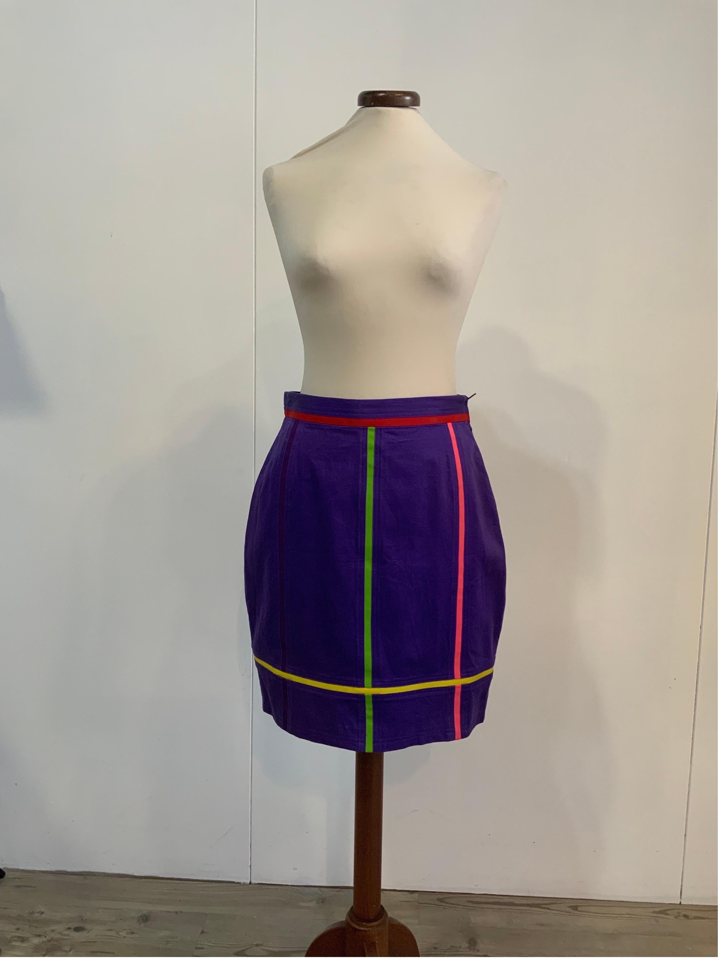 Versus By Gianni Versace skirt.
Violet Cotton.
Size 44 Italian.
Waist 36 cm
Hips 49 cm
Length 49 cm
In good general condition, it shows signs of normal use