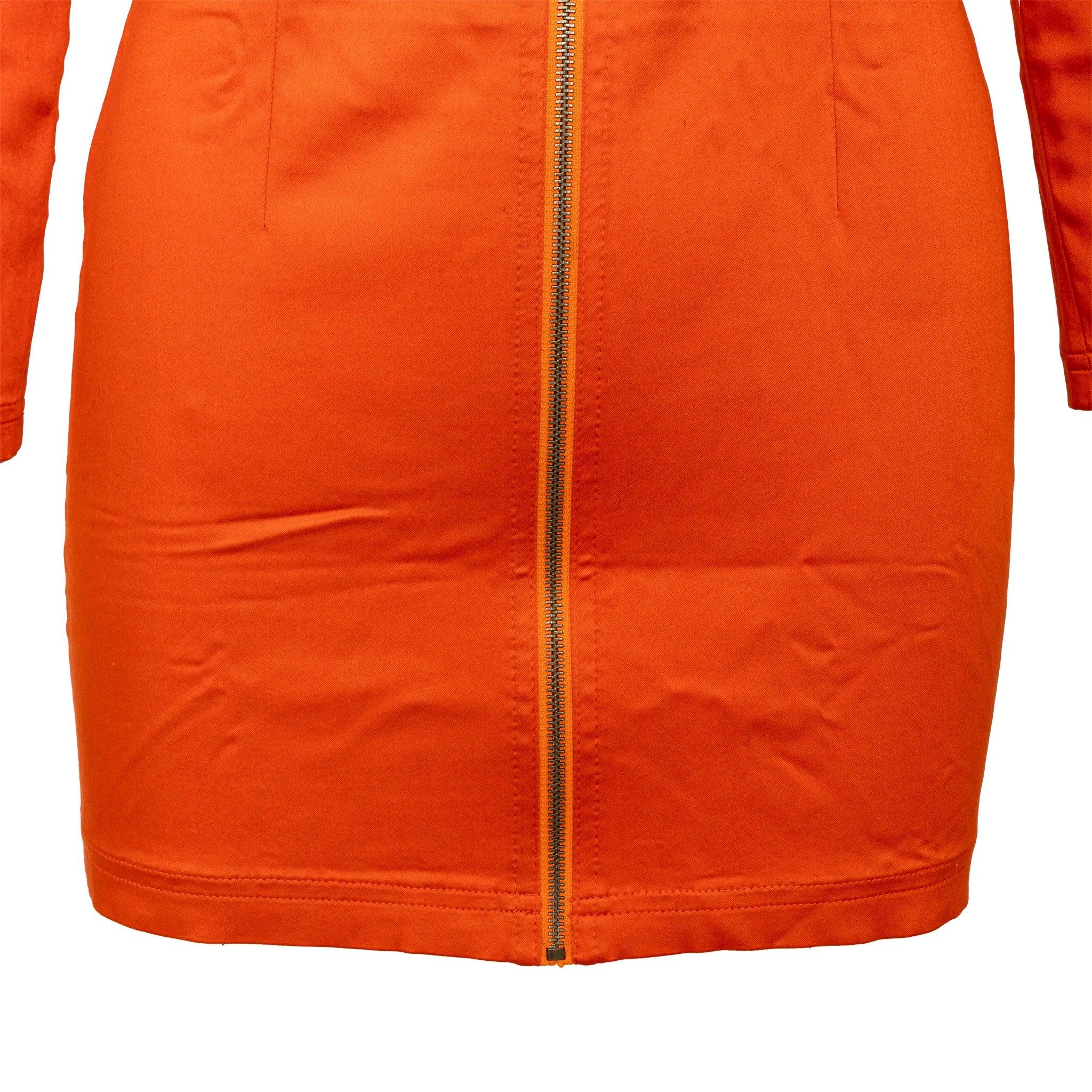 Das Minikleid von Versus in kräftigem Orange hat eine taillierte Silhouette, volle Ärmel, einen geschlossenen Halsausschnitt und eine auffallend offene Vorderseite mit Reißverschluss für kantige Eleganz. 
 Bemerkungen: Einige fehlende Nähte am Saum.