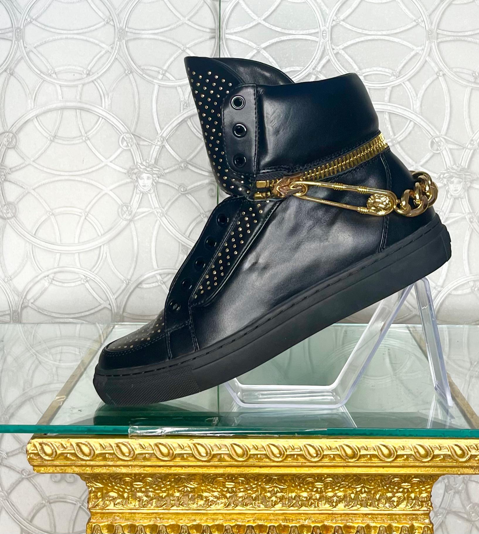 VERSUS VERSACE 


Black High-Top sneakers
Round-Toes
Rubber black sole
Signature gold-tone LION hardware
Chain and studs

Content: leather
Lining: 100% leather
Rubber sole

Made in Italy

Italian Size is 39 - US 6

Brand new with tags!

      
