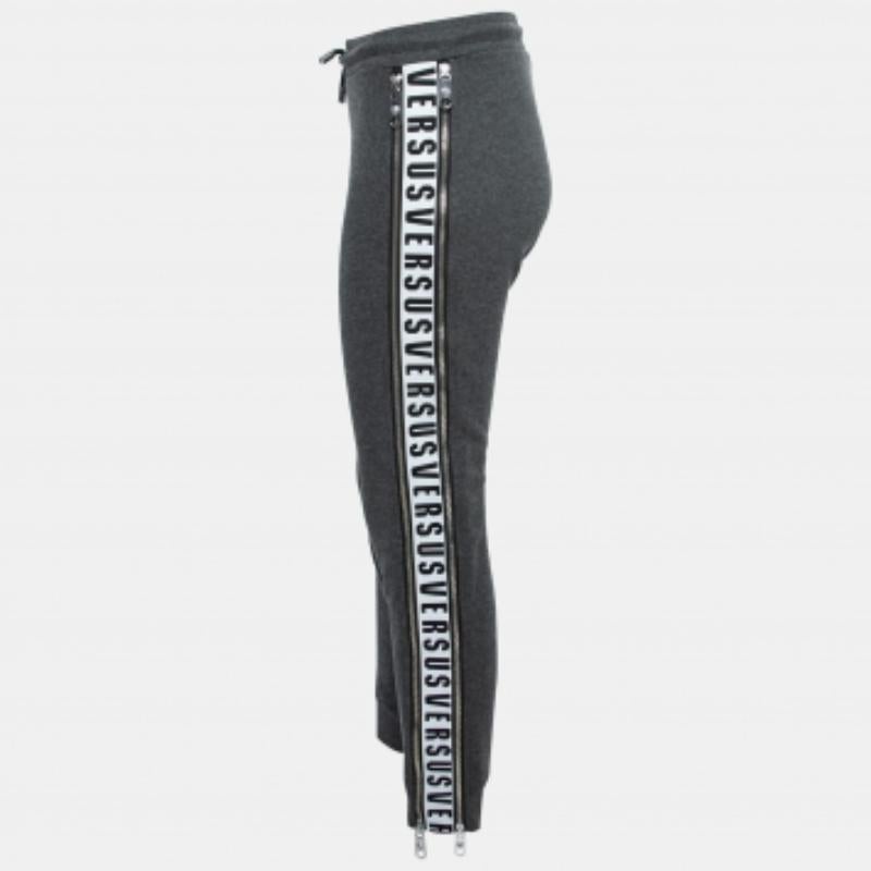 Versace Pantalon de jogging en coton gris avec fermeture éclair et logo XS Bon état - En vente à Dubai, Al Qouz 2