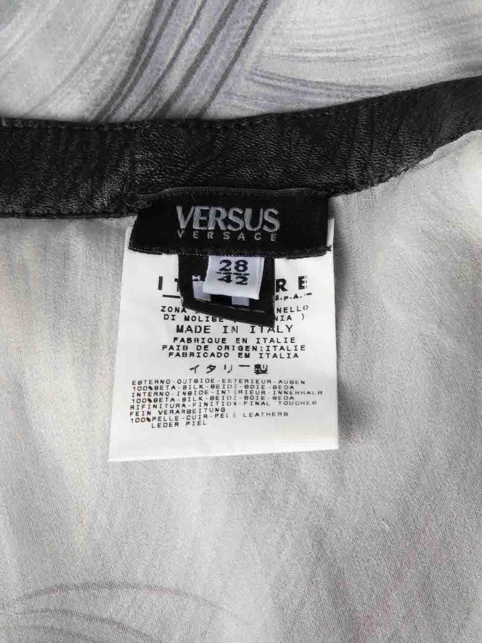 Abstraktes Maxikleid von Versus Versace aus grauer Seide, Größe M 3