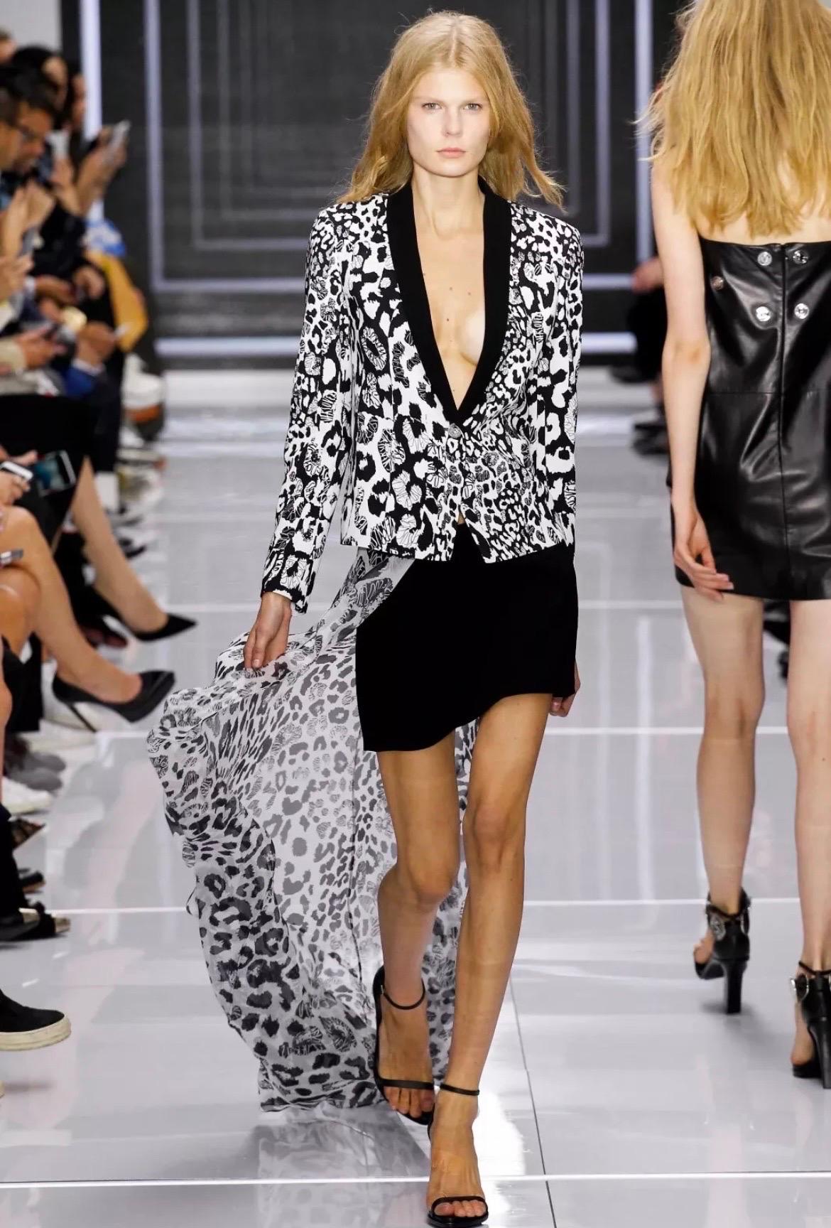 VERSUS VERSACE 
Muestra de pista real 
Look primavera/verano 2016 nº 23
Falda de seda con estampado de leopardo
Contenido: 
1 tejido:100 seda
2 Tejido: 100% poliéster
Forro: 57% viscosa, 40% nailon, 3% elastán.
Talla IT 38 - US Small
Cintura: 26
15