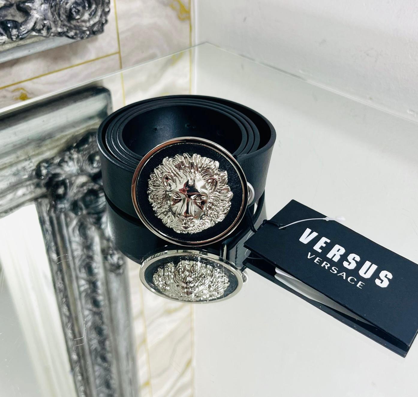 Brand New - Cintura in pelle con testa di leone Versace

Cintura nera con fibbia rotonda a testa di leone, simbolo del marchio.

Caratterizzato da hardware argentato, fori perforati e vestibilità regolabile.

Dimensioni - 100/115 cm

Condizione -