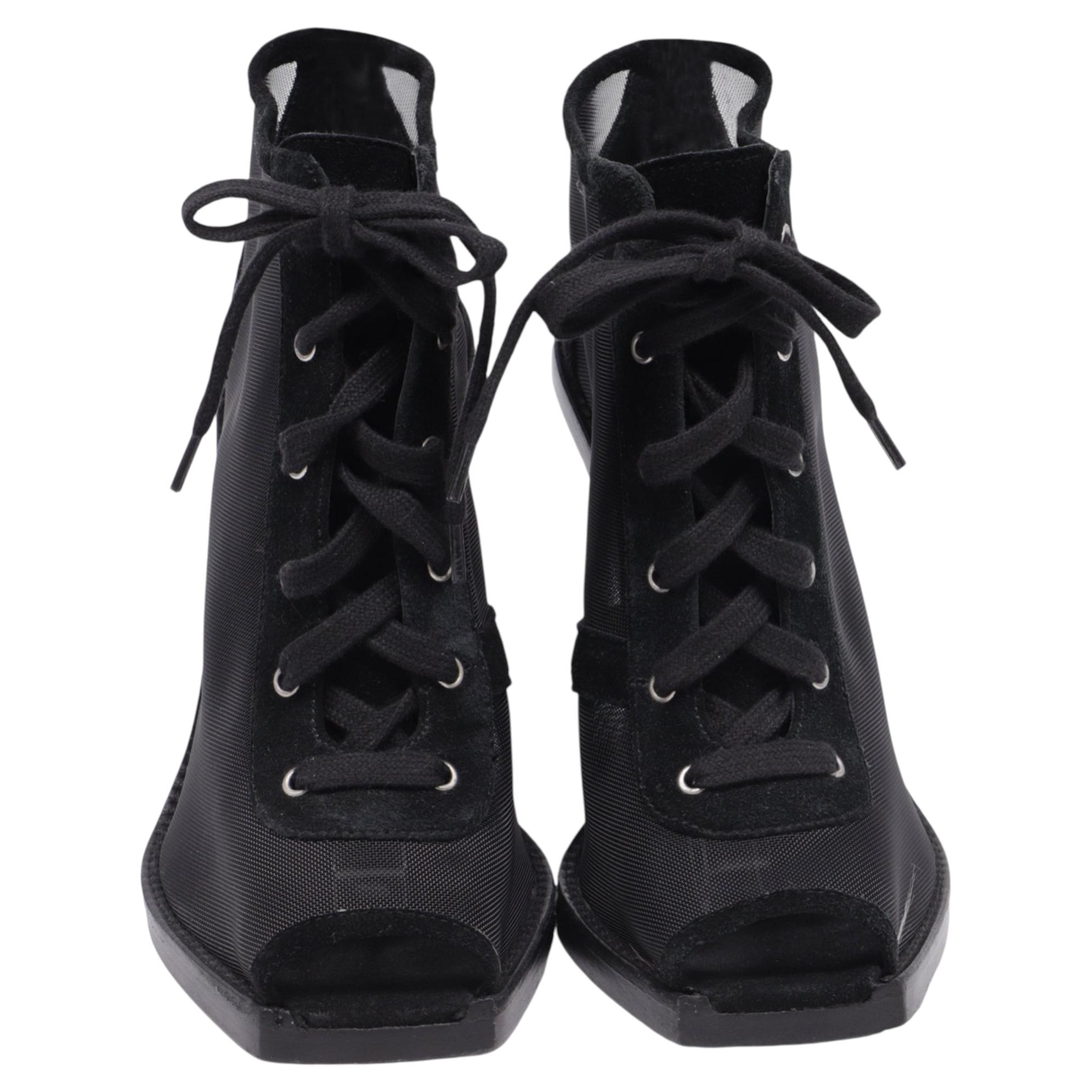 Sandales en maille Versus Versace en daim noir en vente
