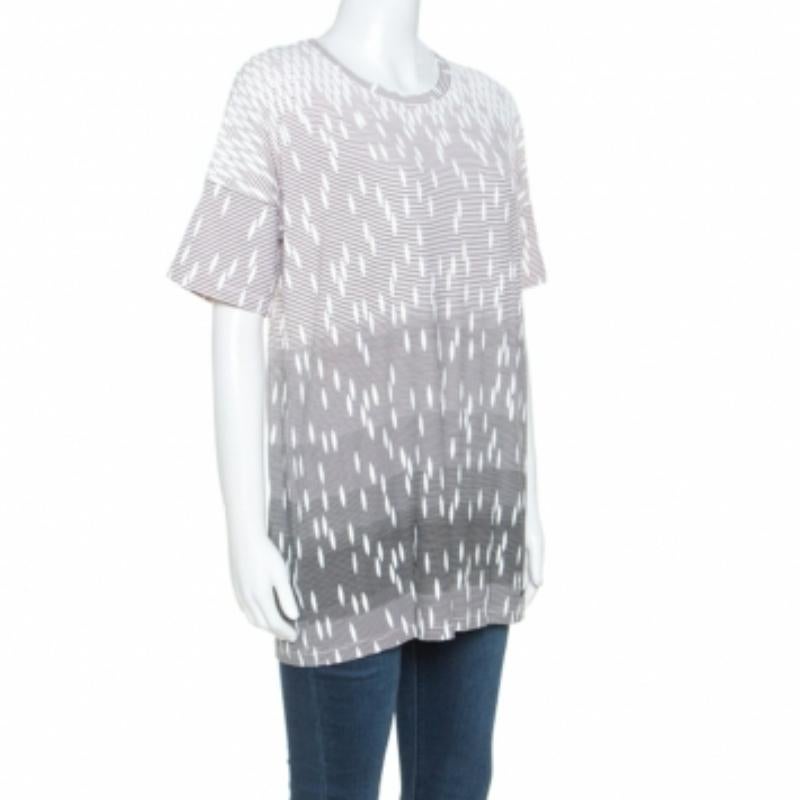 This t-shirt from the label Versus Versace is absolutely gorgeous. It is crafted from a blend of quality fabrics, comes in a stunning shade of pale pink and has an interesting print. It also features a cut-out detail at the back. Wear it with a pair