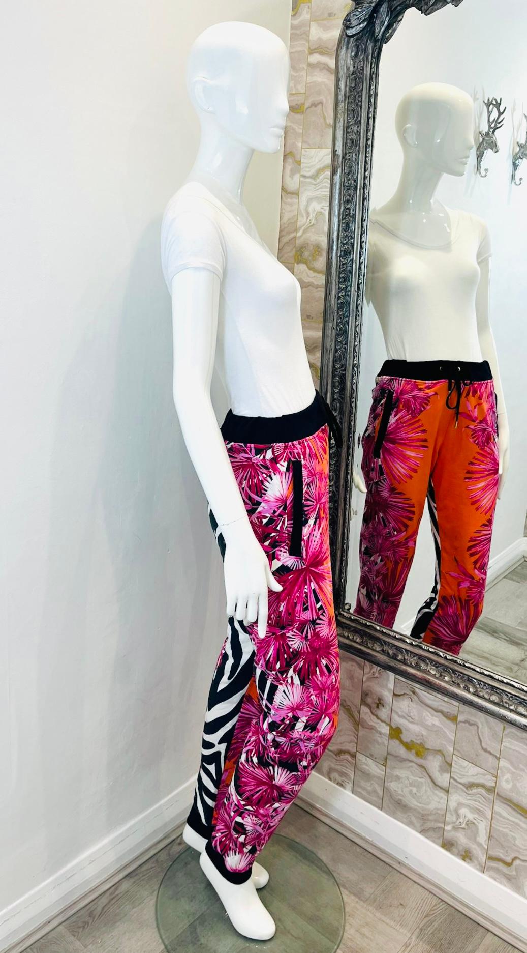 Rouge Pantalon en coton imprimé Versus Versace en vente