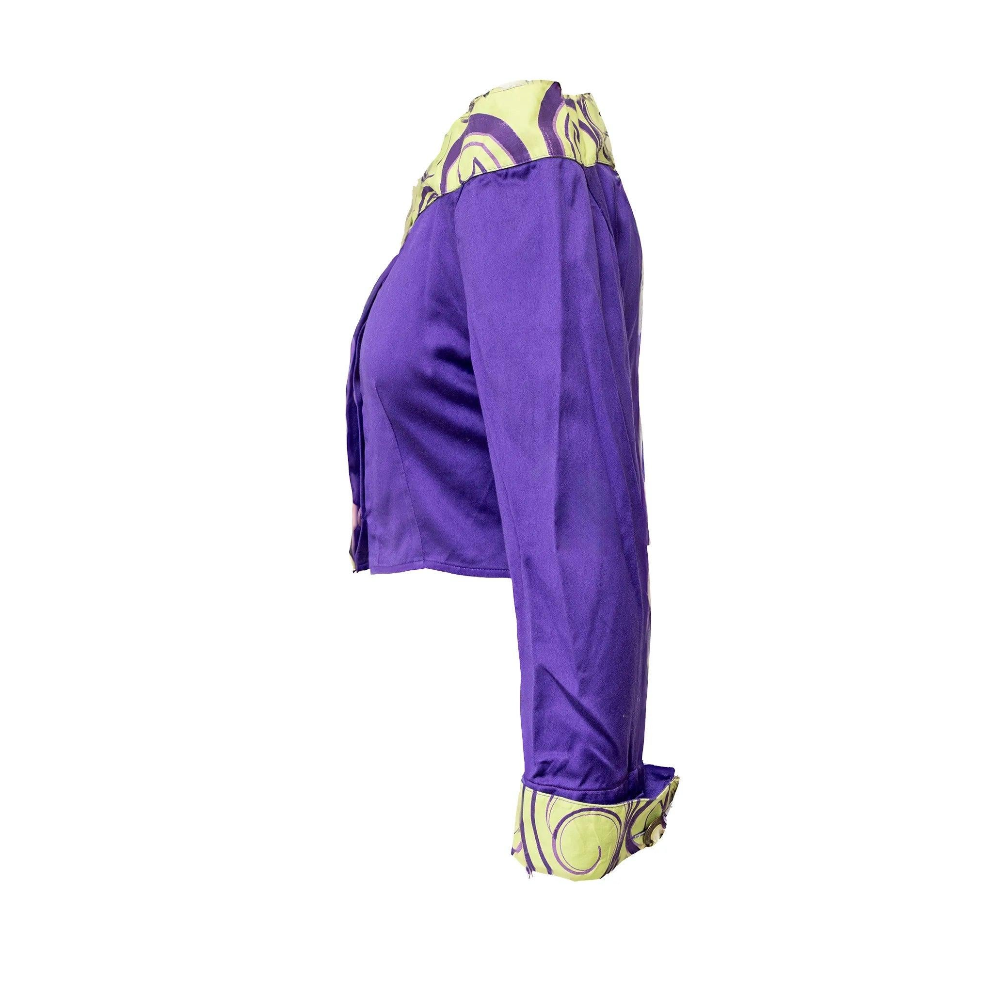 Top Versus vintage de color morado con diseño sin hombros, borde estampado, cierre delantero con botones y mangas de un cuarto con puño doblado.
 Observaciones: Hay una pequeña mancha descolorida en la parte delantera. Falta la etiqueta de