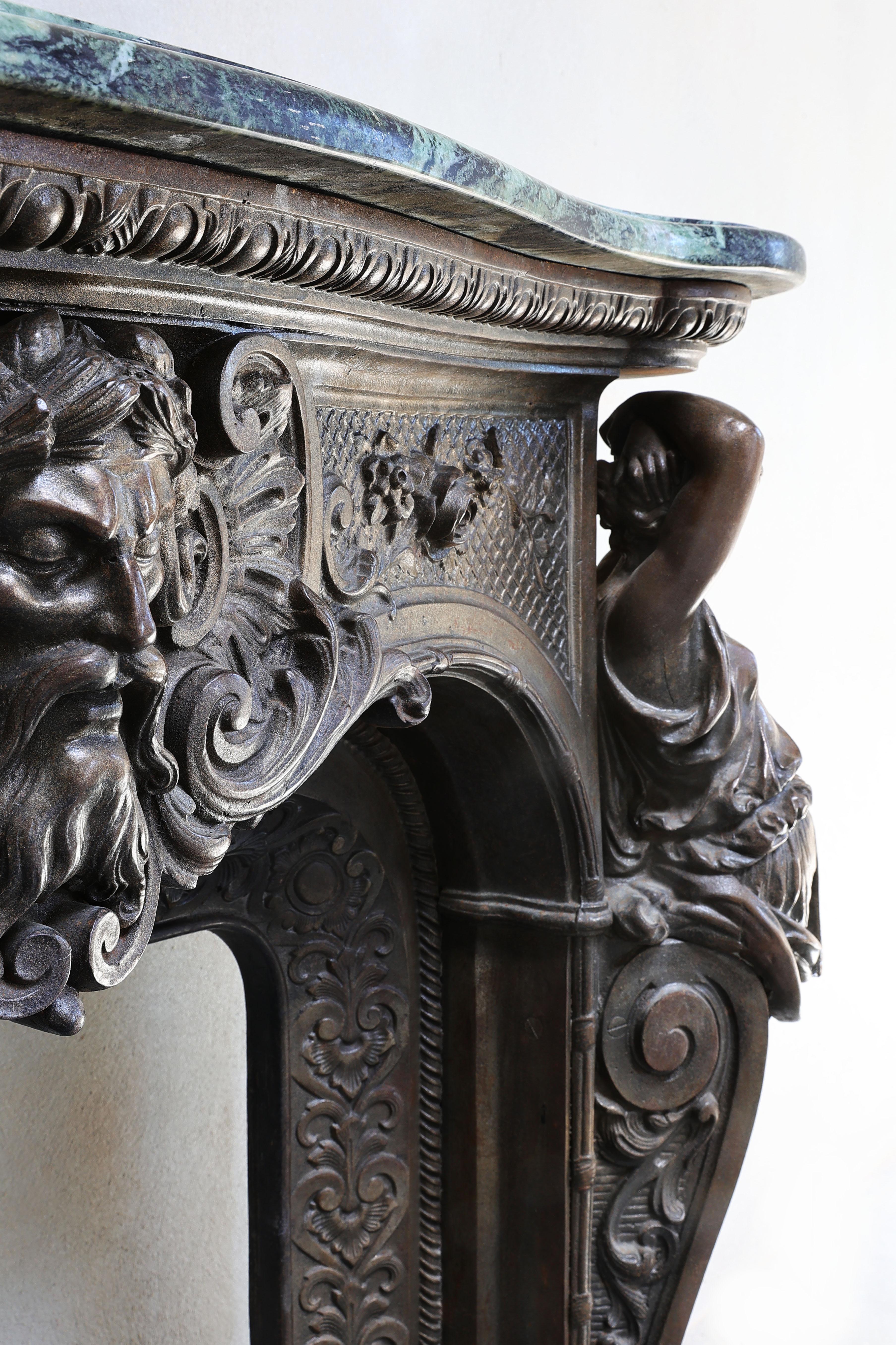 Étagère de cheminée en fonte patinée bronze du 19ème siècle et en marbre Vert de Grece en vente 4