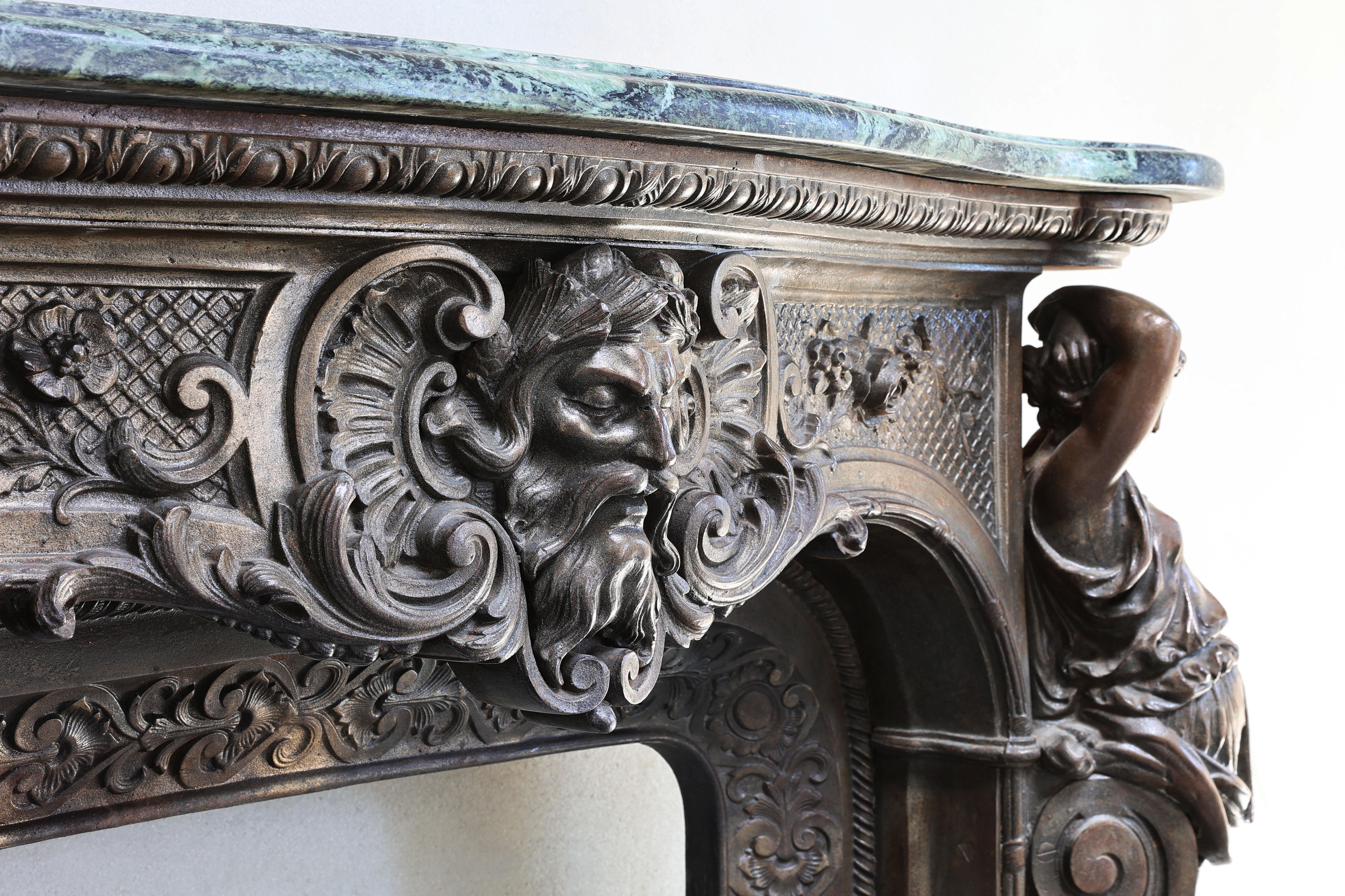Français Étagère de cheminée en fonte patinée bronze du 19ème siècle et en marbre Vert de Grece en vente