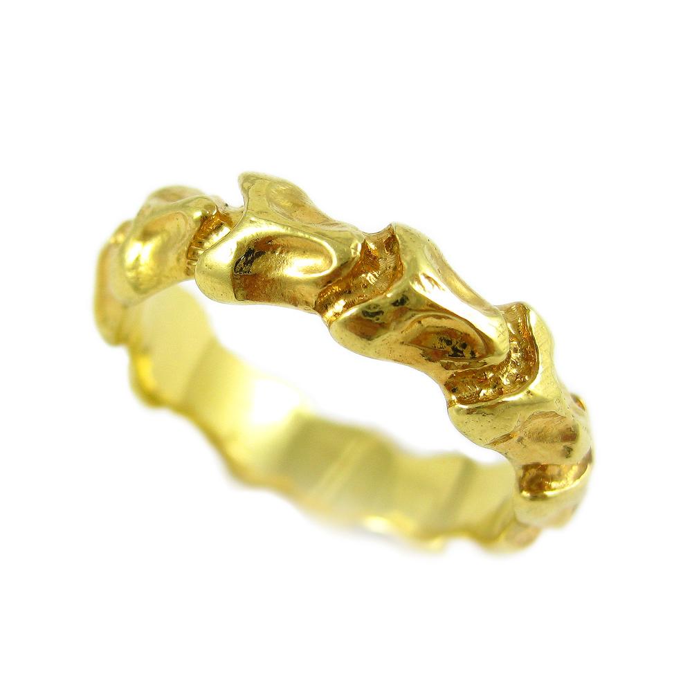 Each intricate groove of this Gents small 18k Yellow gold ring replicates the sinuousness of the snake.

The Vertebrae Collection captures the supple energy of the serpent and sheathes it in the spine—both human and serpent vertebrae. This