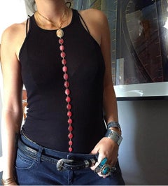 Cadena-cuerpo de vértebras con coral cabujón y rodocrosita en oro de 18 quilates