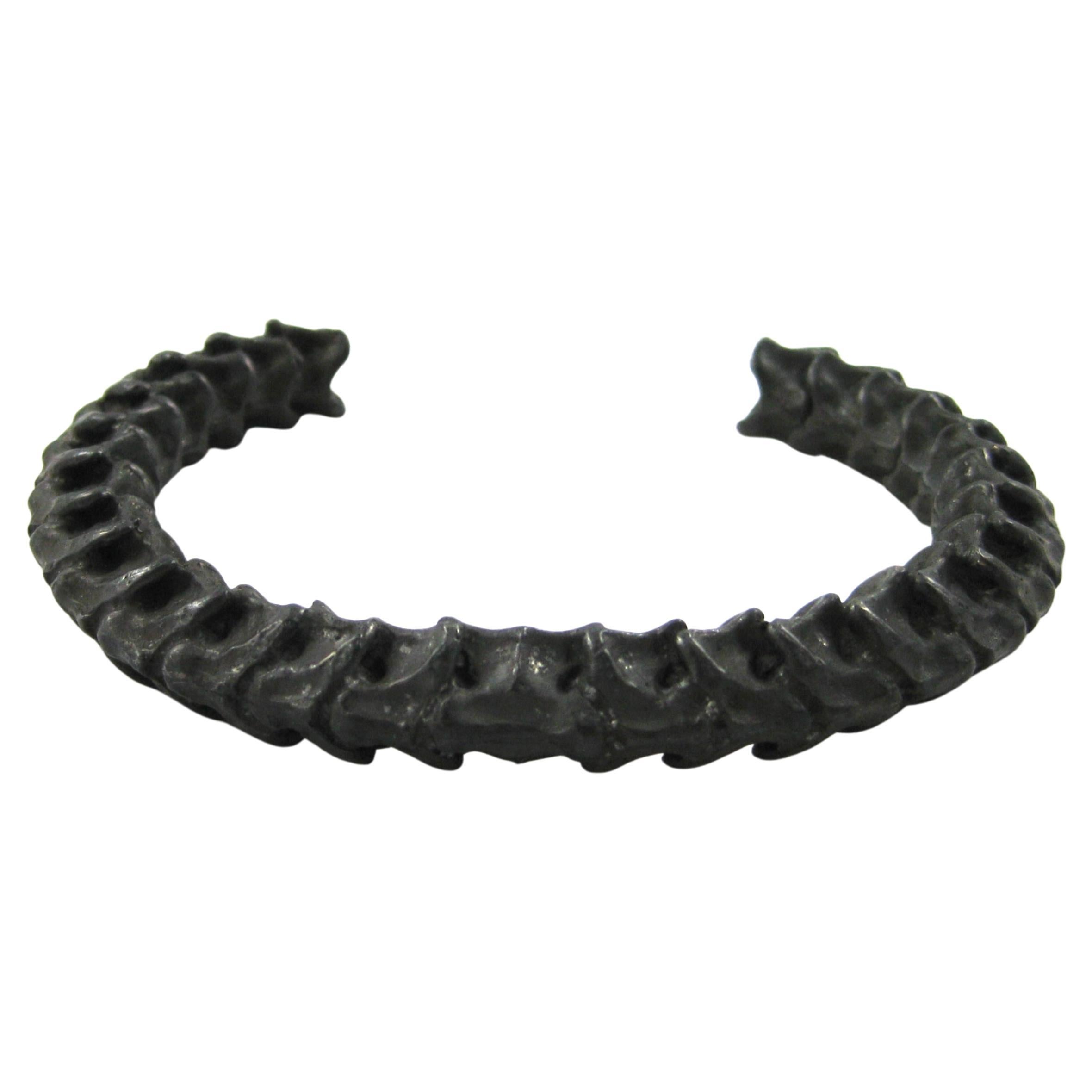 Brazalete Vertebrae de plata oxidada negra en venta