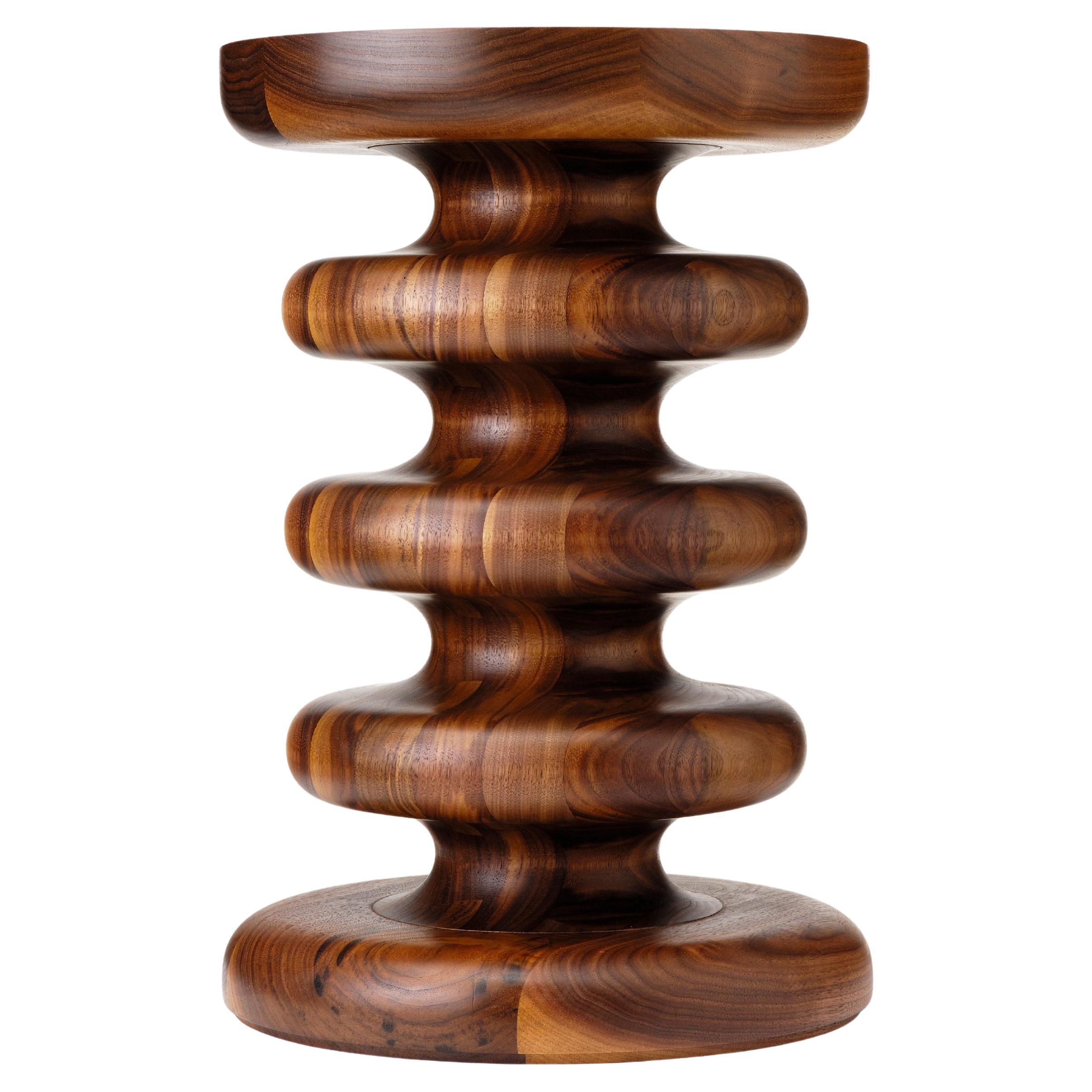 Ricavato dal legno massiccio, il Vertere presenta una silhouette scultorea esagerata che accentua la bellezza del noce. Ti consigliamo una finitura oliata per far risaltare il calore e le variazioni delle venature.

Qui di seguito: in noce oliato