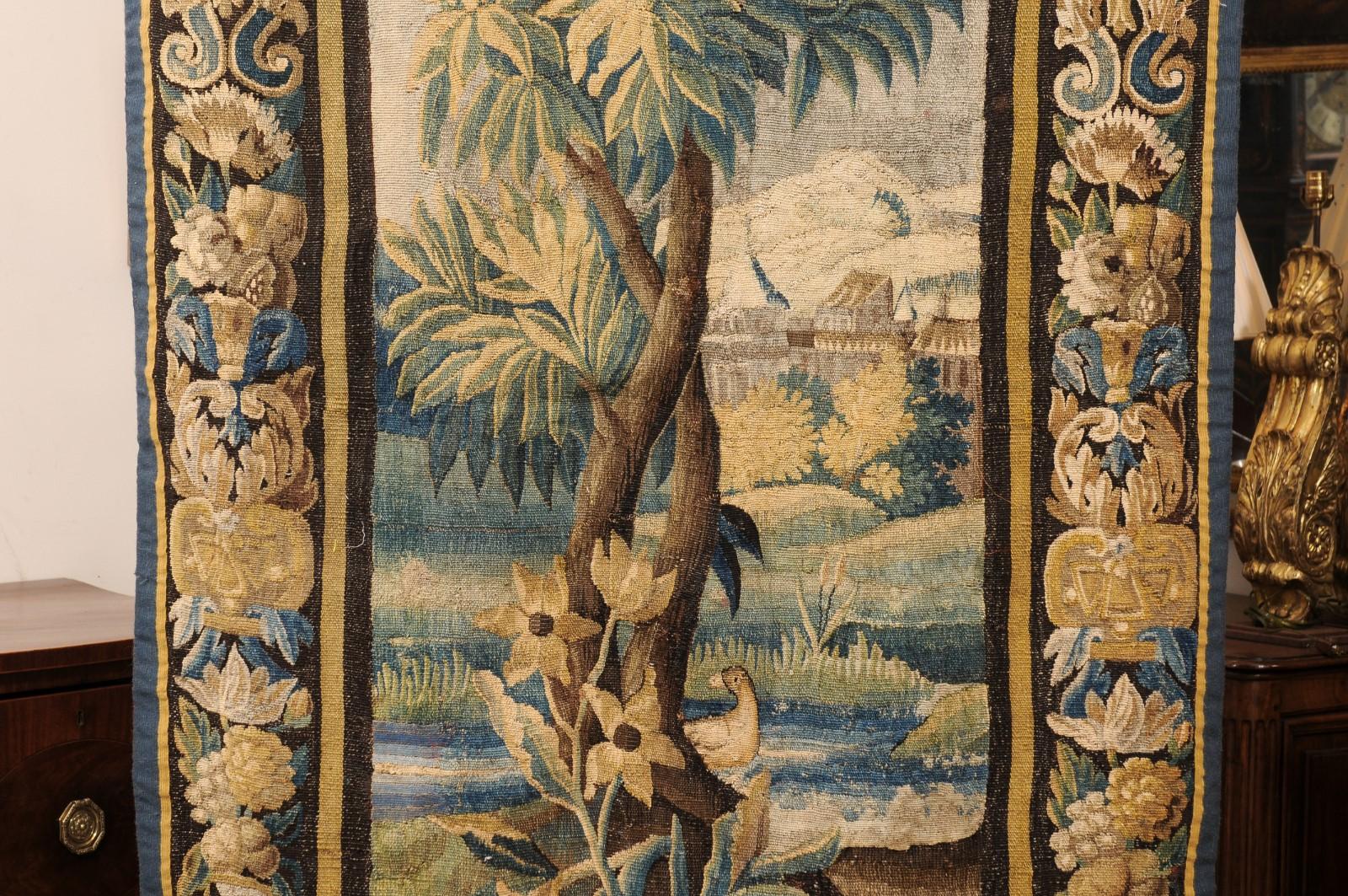 Vertikale 18. Jahrhundert Französisch Aubusson Wandteppich mit Laub, Vogel & Original Bor (18. Jahrhundert und früher) im Angebot