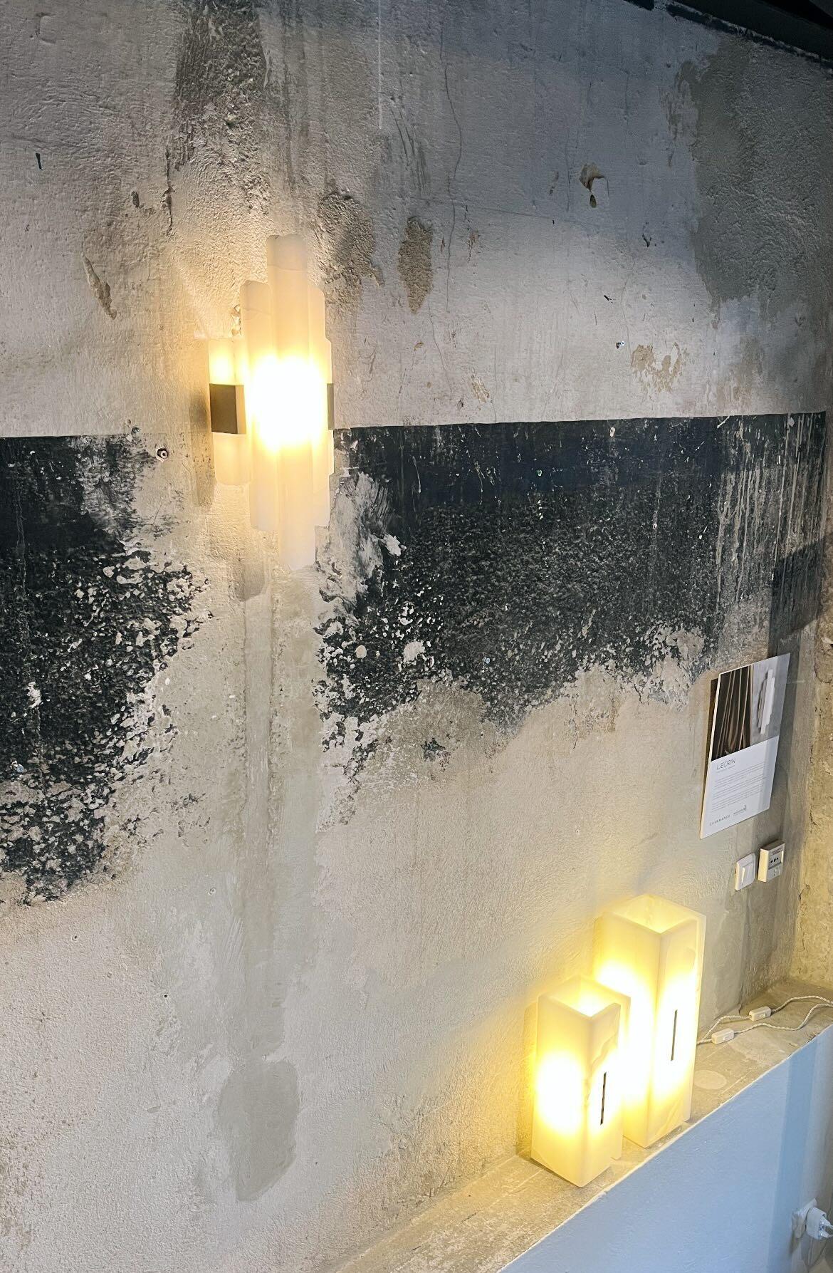 Composizione verticale, scultura luminosa in onice bianco sporco e ottone di Marie Jeunet in vendita 1