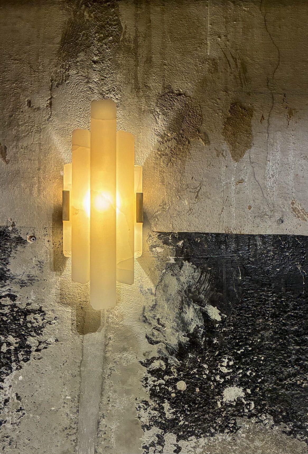 Composizione verticale, scultura luminosa in onice bianco sporco e ottone di Marie Jeunet in vendita 2