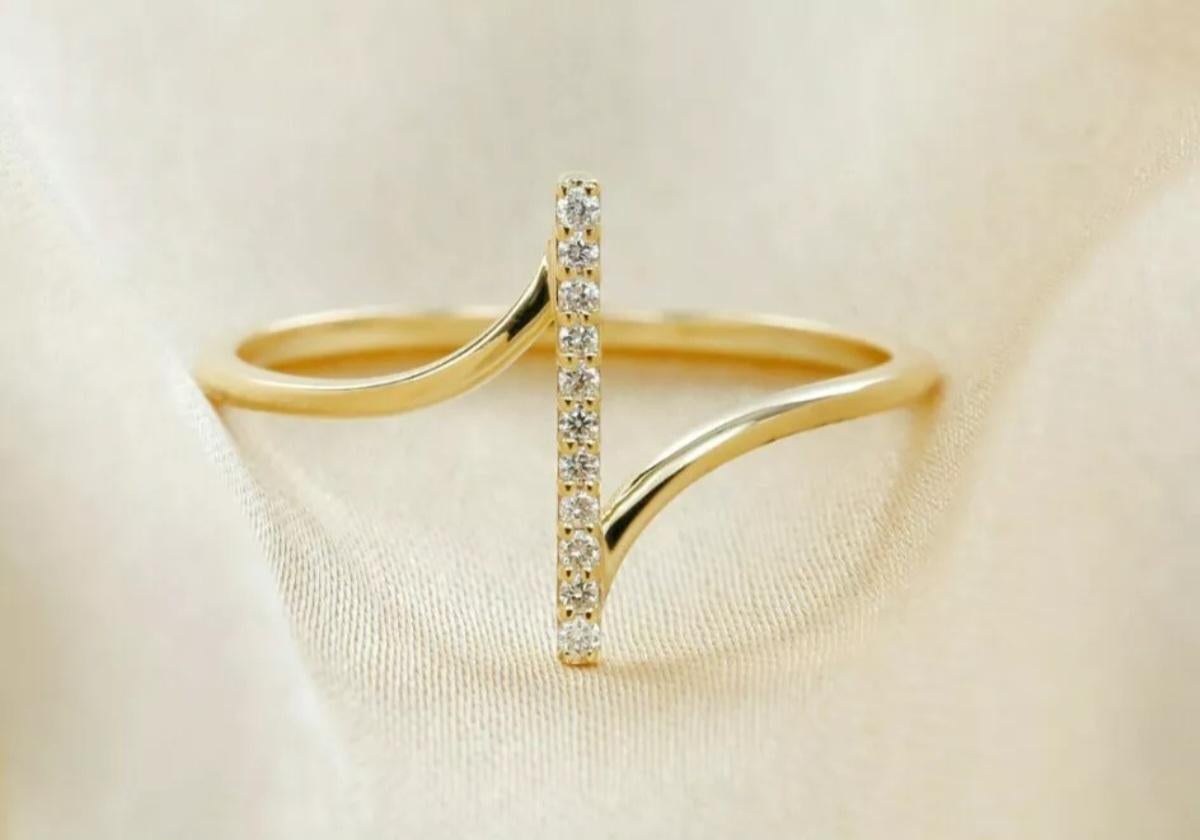 Bague de diamant à barre verticale Bague de diamant de promesse d'anniversaire en or massif 14k.

Poids du diamant
0,07 cts Approx.
Forme
Ronde
Poids total en carats
0,24 ctw et moins
Style
Bande
Métal de base
Or jaune
Largeur de la