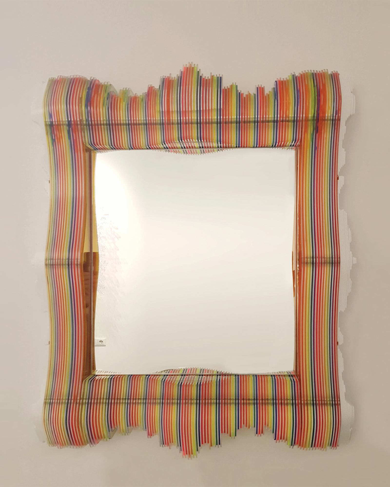 Vertical Baroque Multicolor - Miroir sculptural de collection combinant l'acier inoxydable et le plexiglas coloré.
Fabriquée à la main avec des panneaux tridimensionnels superposés, cette œuvre d'art mural d'inspiration baroque fusionne