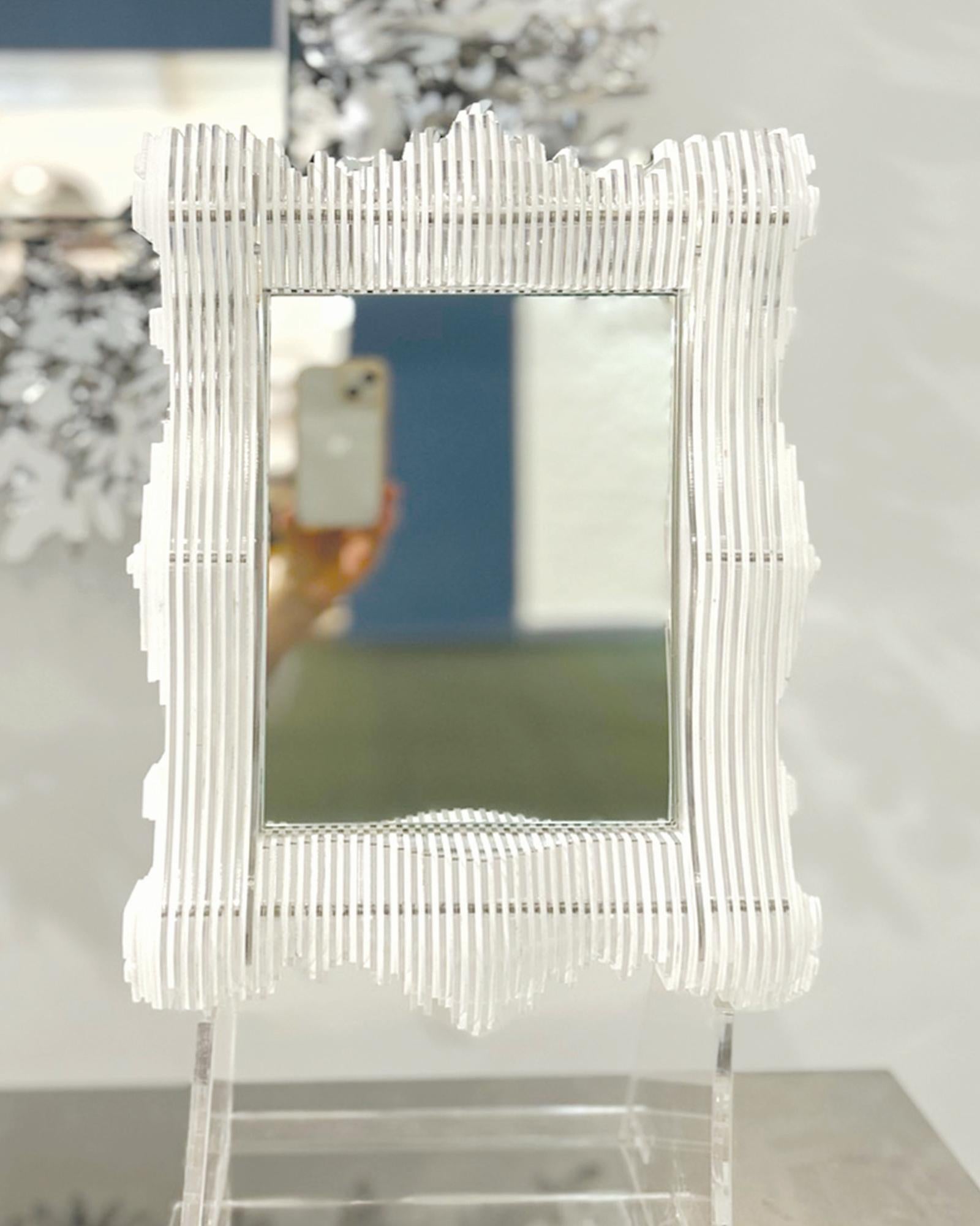 
Edition verticale baroque à rayures blanches - Miroir d'art mural moderne à collectionner

Miroir sculptural tridimensionnel fabriqué à la main, alliant un design minimaliste à une élégance d'inspiration baroque, créant une présence architecturale,