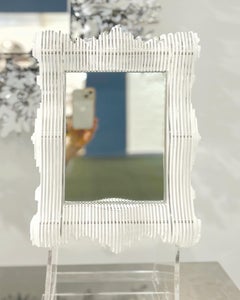 Striscia barocca verticale di colore bianco Specchio scultoreo neo-barocco contemporaneo