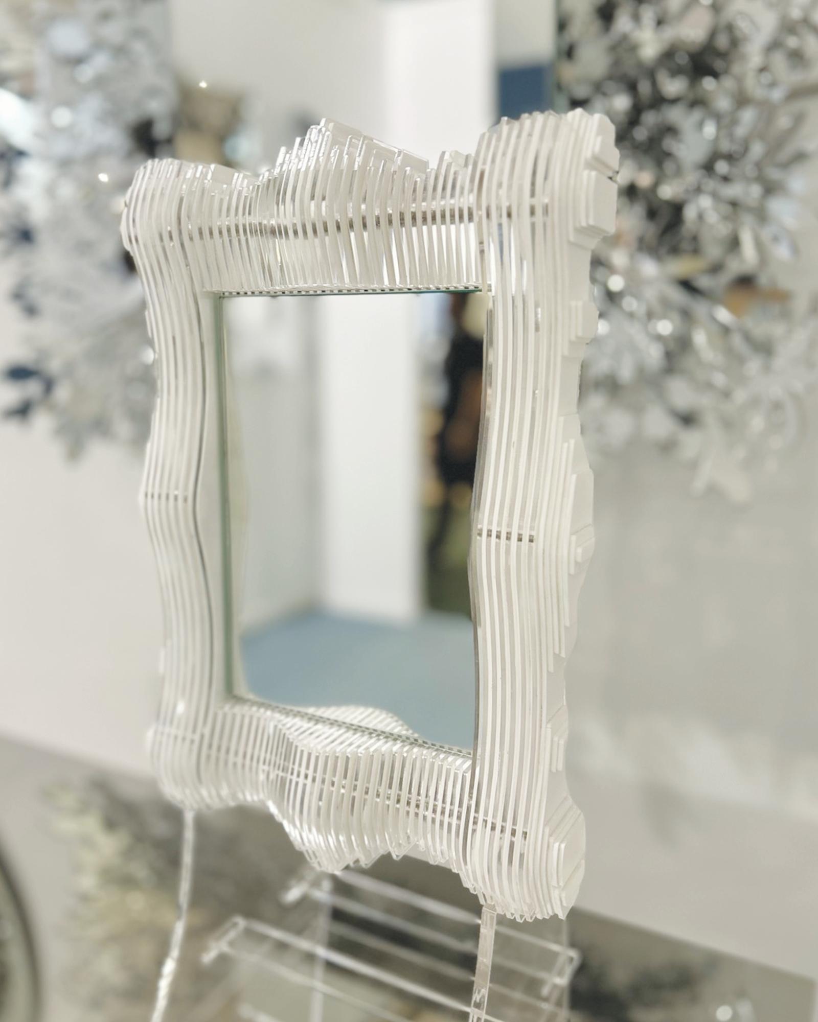 Autre Rayure verticale baroque blanche  Miroir sculptural néo-baroque contemporain en vente