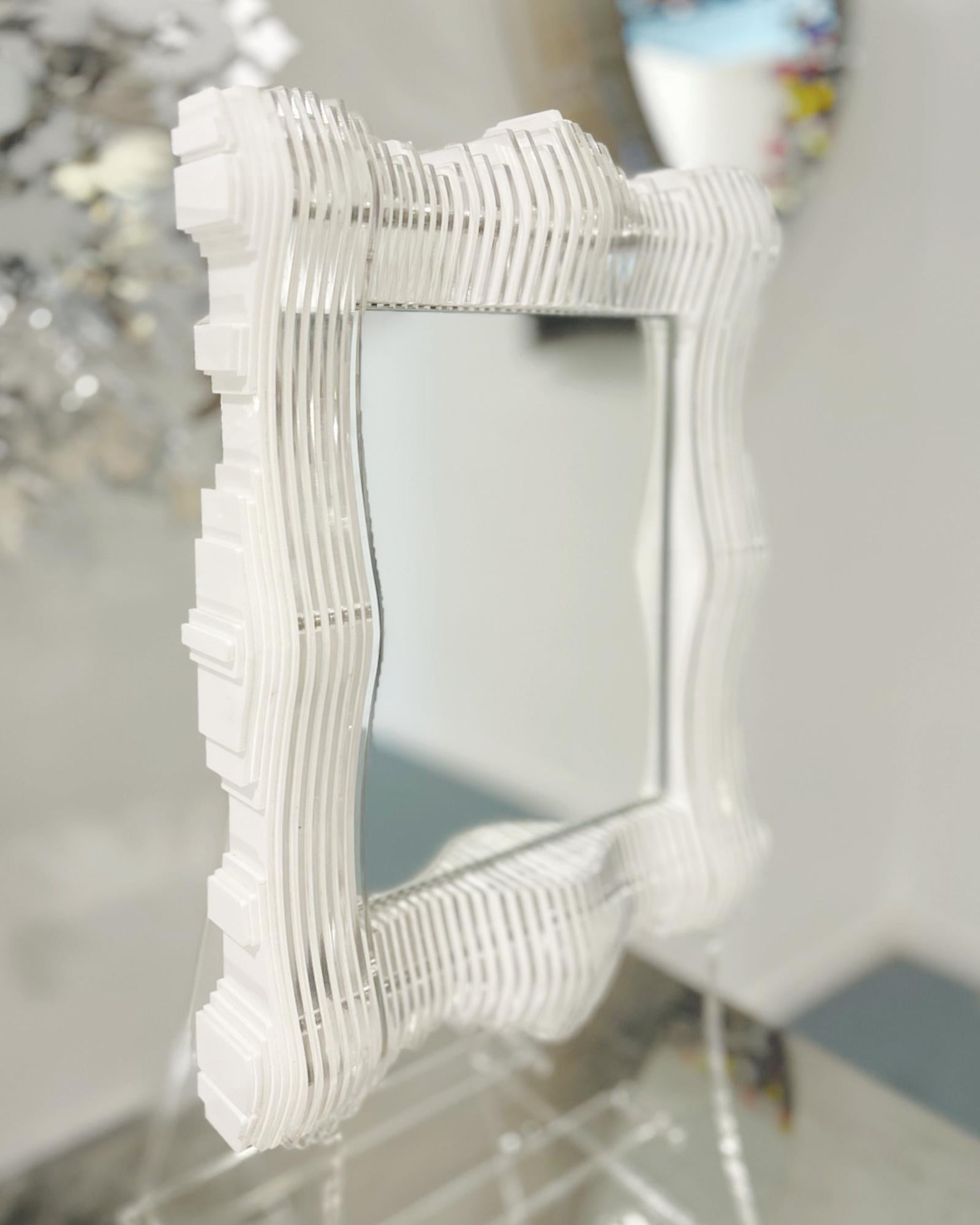 Vietnamien Rayure verticale baroque blanche  Miroir sculptural néo-baroque contemporain en vente