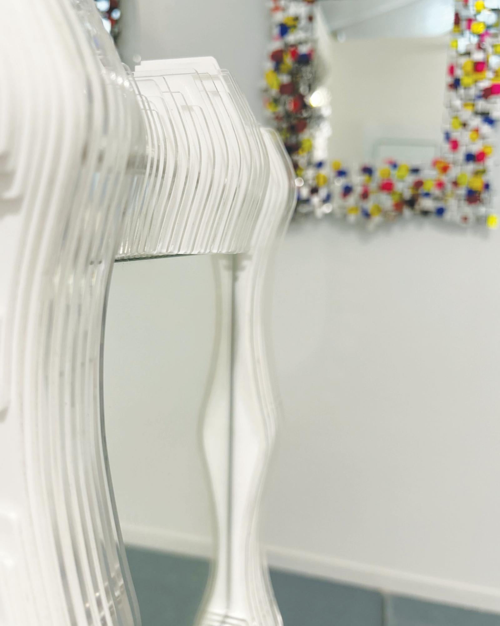 Fait main Rayure verticale baroque blanche  Miroir sculptural néo-baroque contemporain en vente