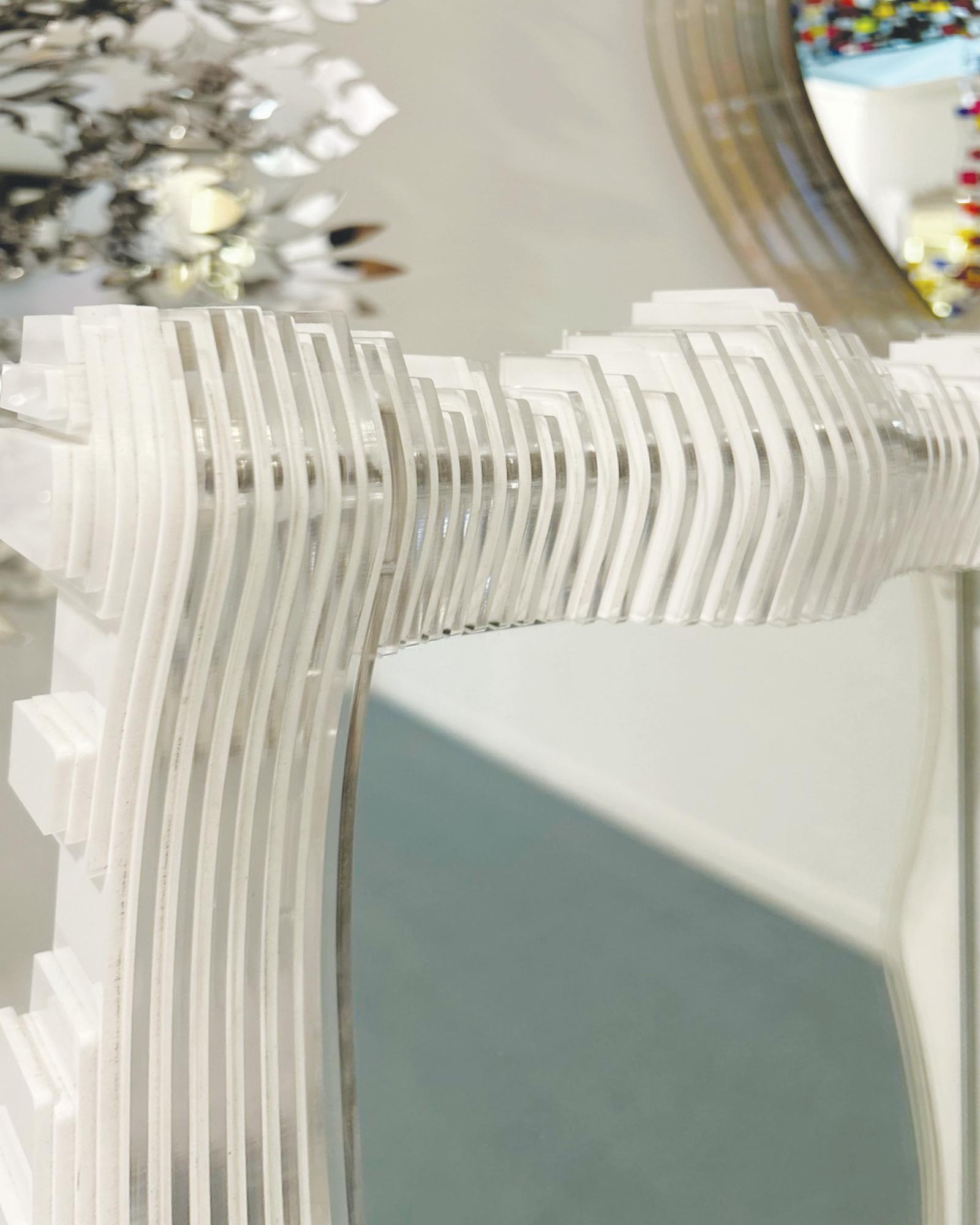 Rayure verticale baroque blanche  Miroir sculptural néo-baroque contemporain Neuf - En vente à Seoul, KR