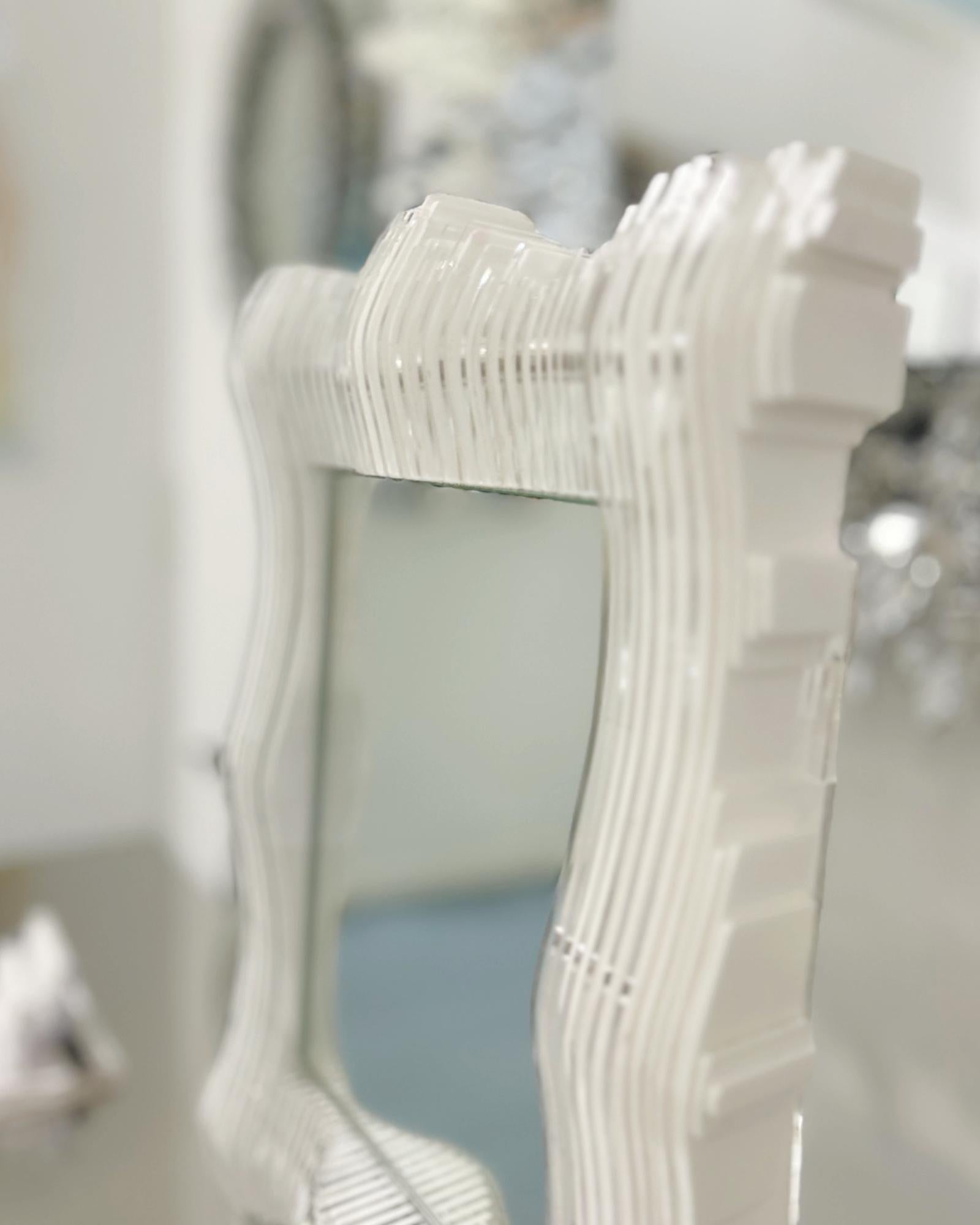 Acier inoxydable Rayure verticale baroque blanche  Miroir sculptural néo-baroque contemporain en vente