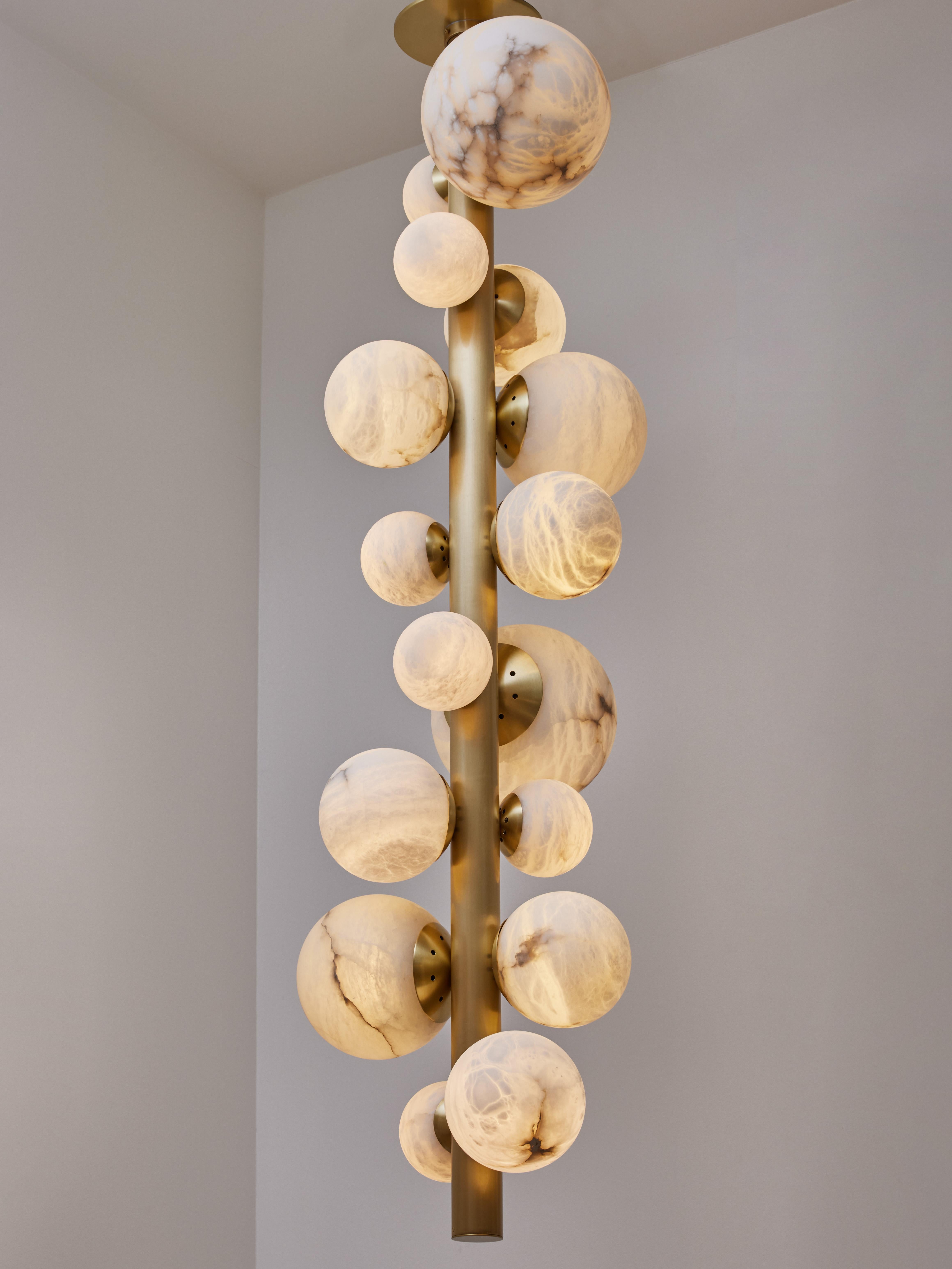 Neues Design von Glustin Luminaires, in Anlehnung an unsere Arbeiten mit Alabaster, bieten wir diese neue Variante an, die aus einem vertikalen Messingstiel besteht, der beleuchtete Alabasterkugeln in verschiedenen Größen trägt.