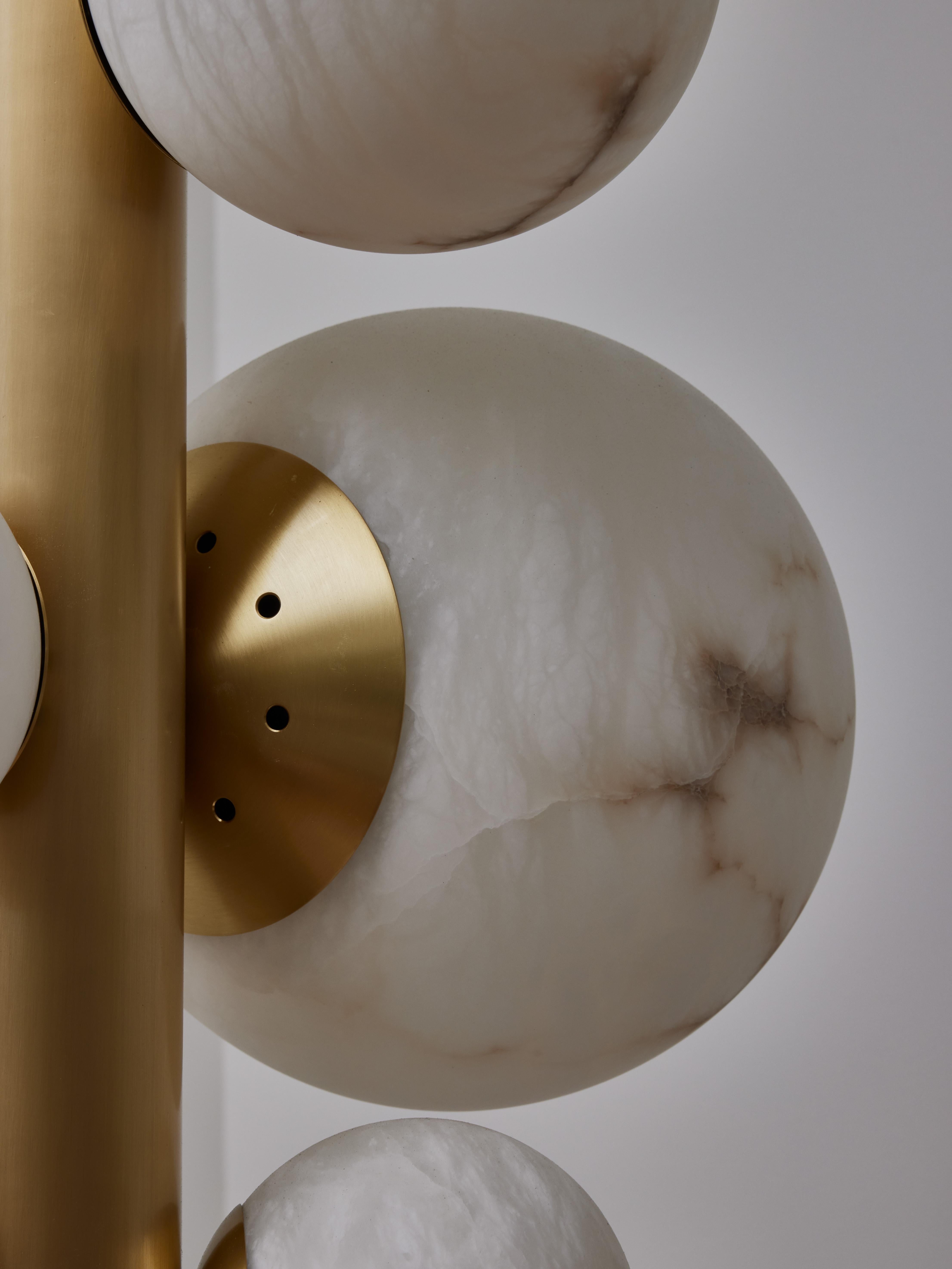 XXIe siècle et contemporain Lustre vertical en laiton avec globes en albâtre en vente