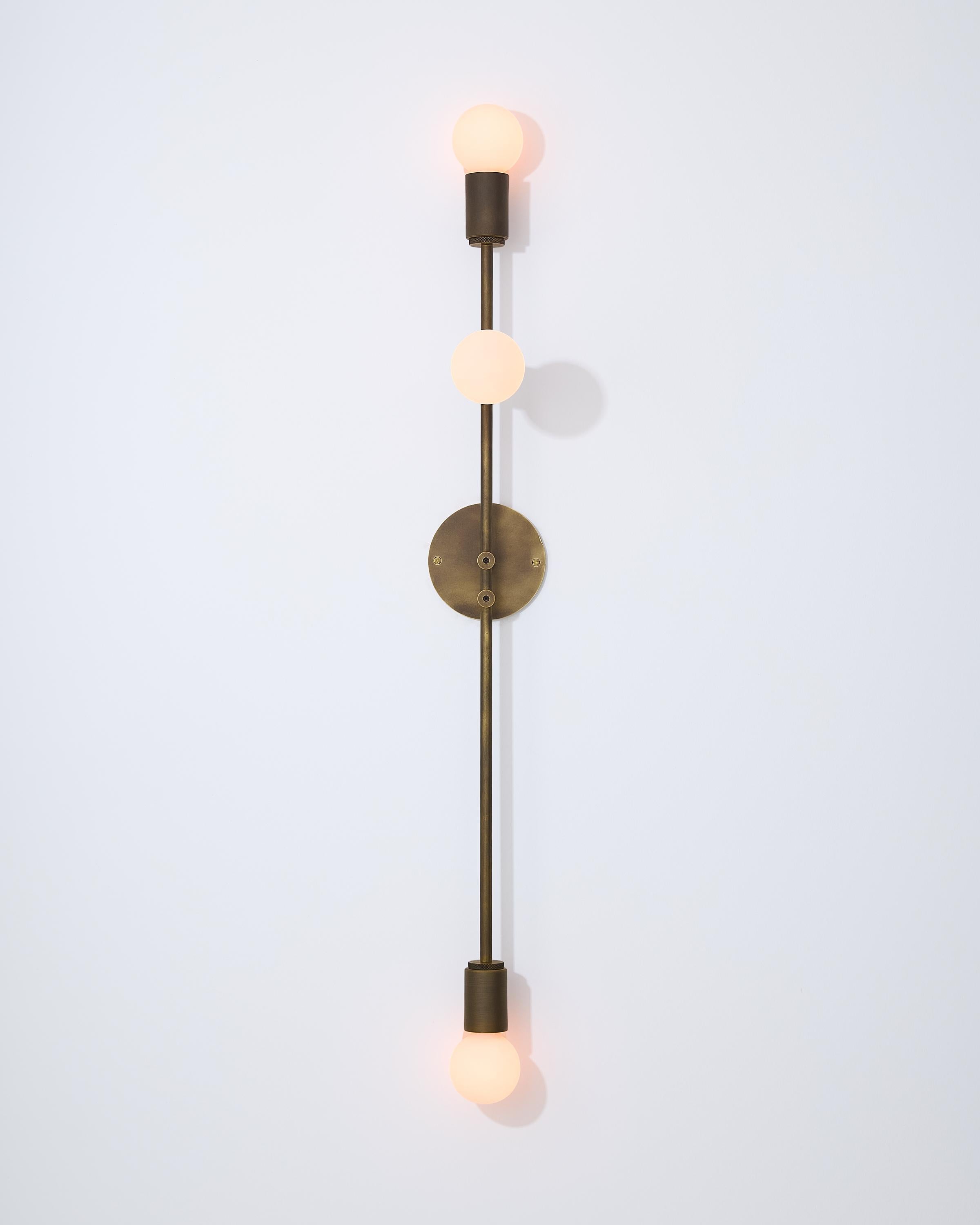 L'applique murale 3209 est un luminaire à la fois moderne et intemporel, fabriqué à la main en laiton massif avec une riche finition appliquée à la main qui évoluera magnifiquement au fil du temps. D'une hauteur standard de 36 pouces, cette applique