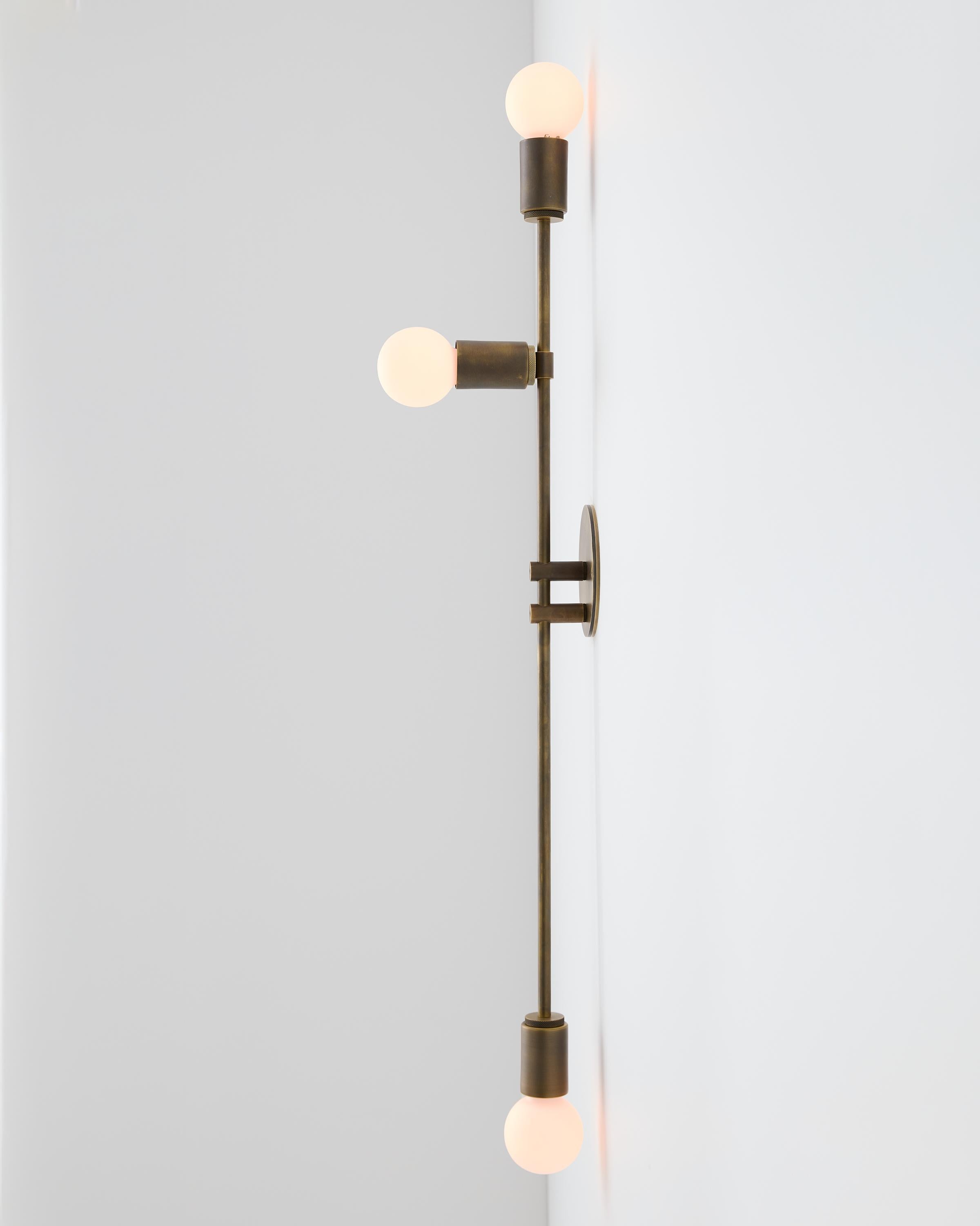 Américain Applique verticale en laiton avec trois globes en verre opale en vente