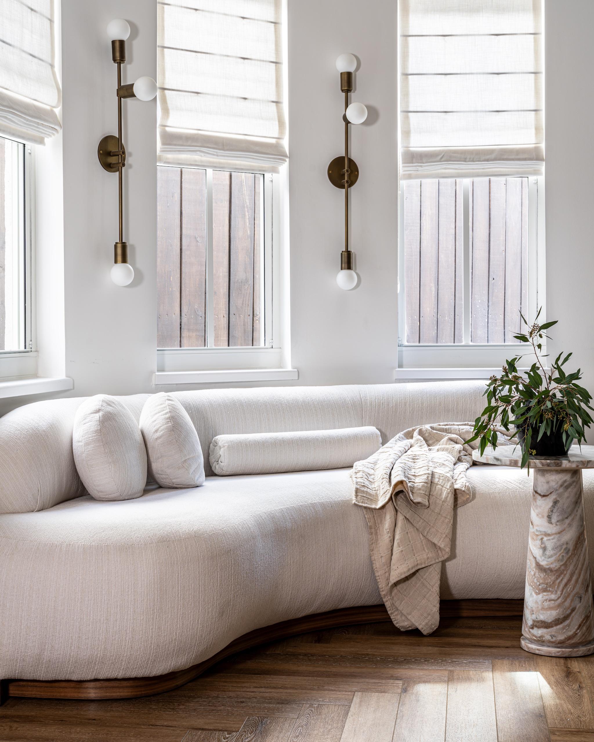 Ferronnerie Applique verticale en laiton avec trois globes en verre opale en vente