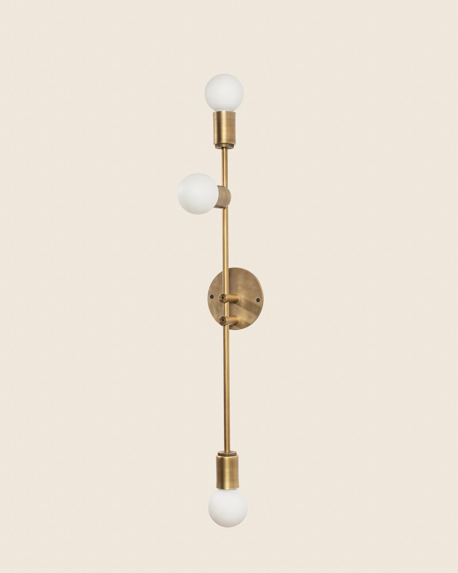 Applique verticale en laiton avec trois globes en verre opale Neuf - En vente à Nashville, TN