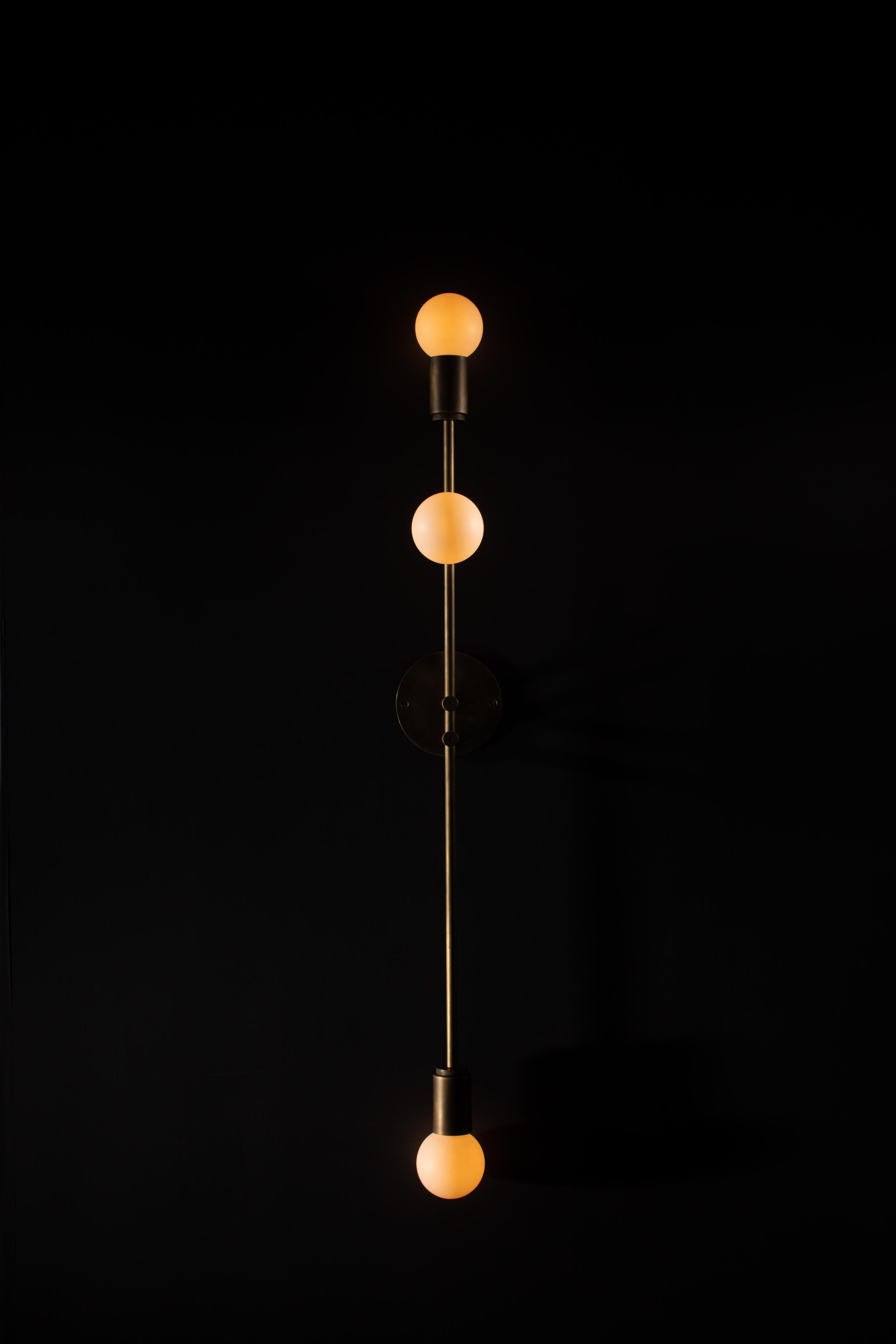 XXIe siècle et contemporain Applique verticale en laiton avec trois globes en verre opale en vente