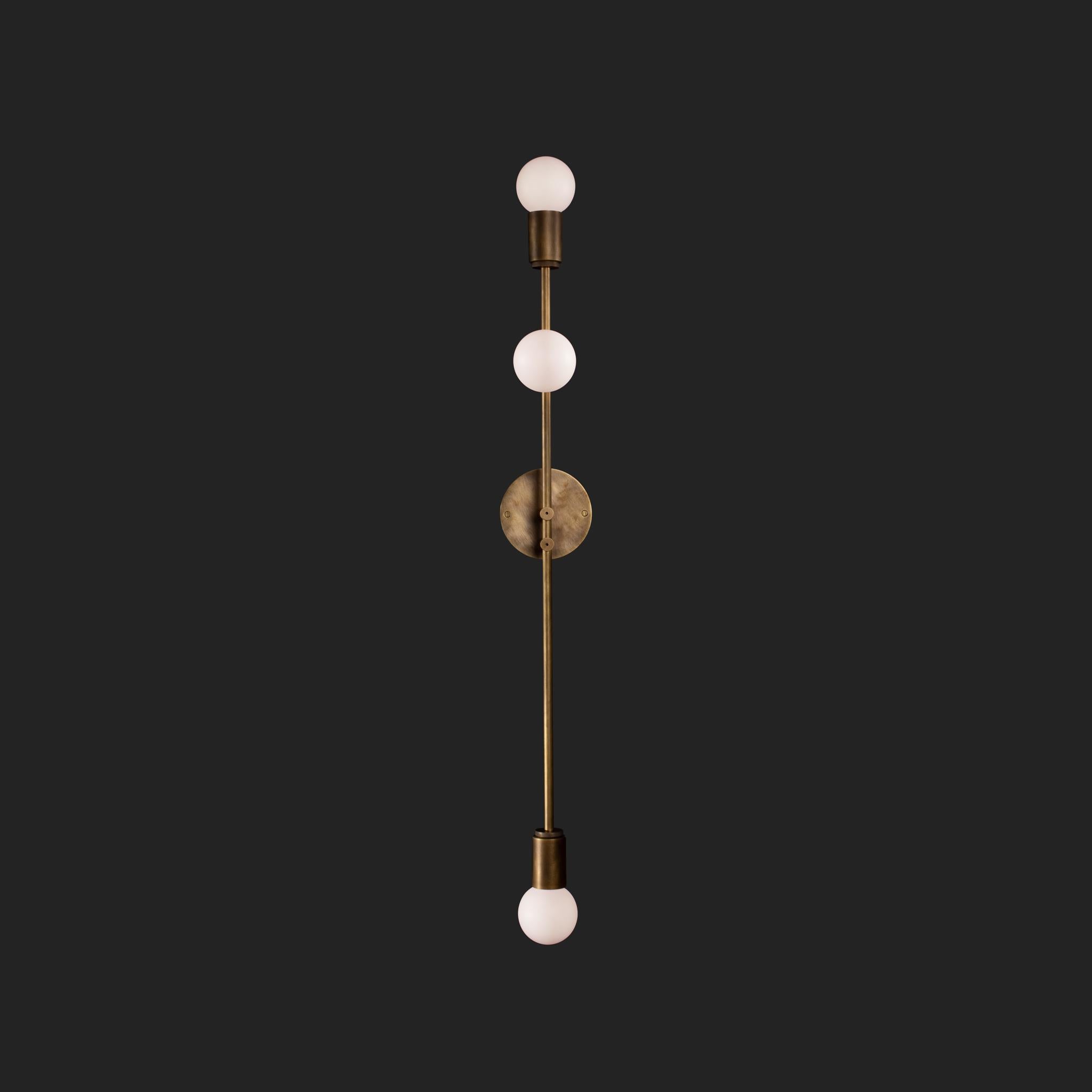 Laiton Applique verticale en laiton avec trois globes en verre opale en vente