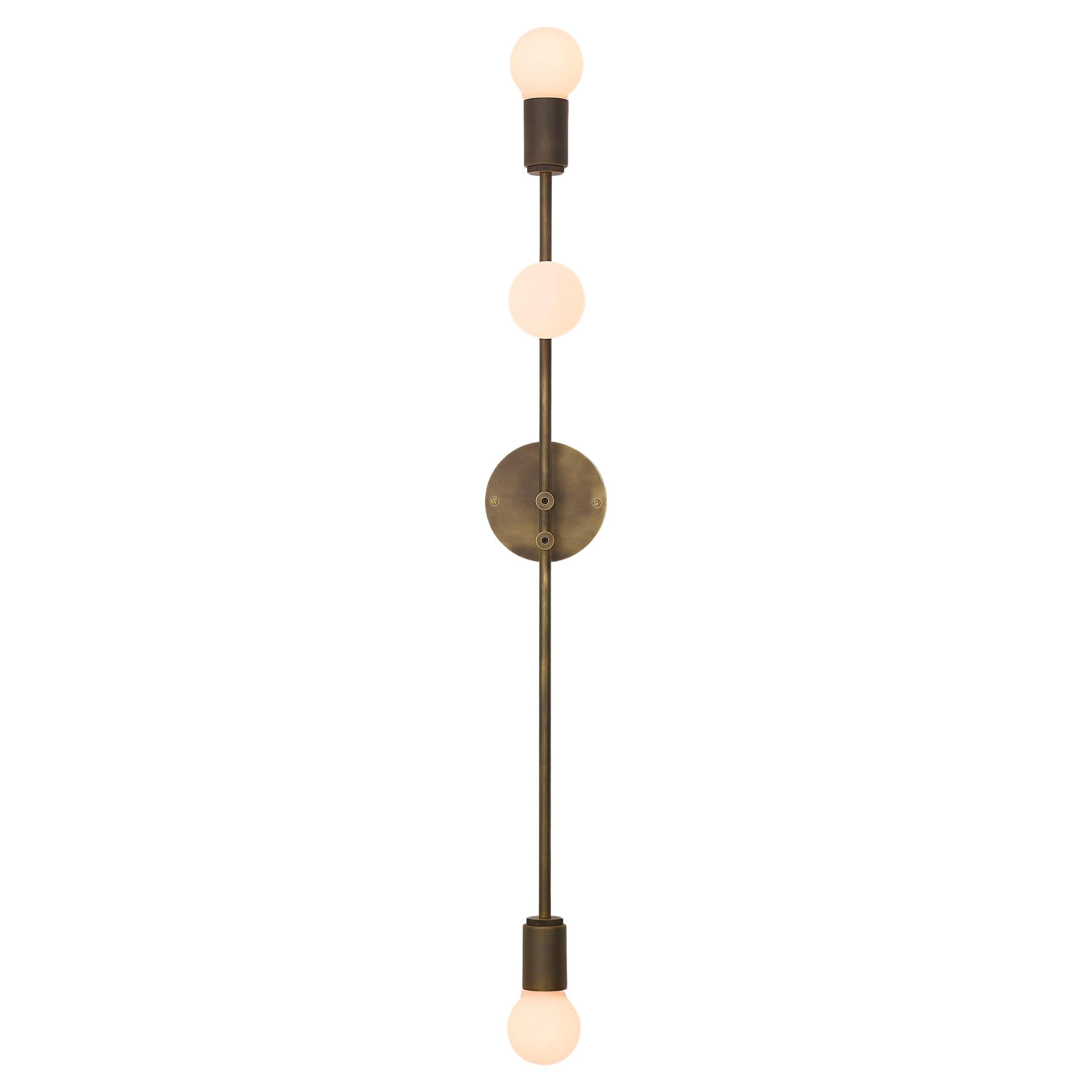 Applique verticale en laiton avec trois globes en verre opale