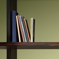 Vertikales Contemporary und anpassbares Bücherregal von Luísa Peixoto