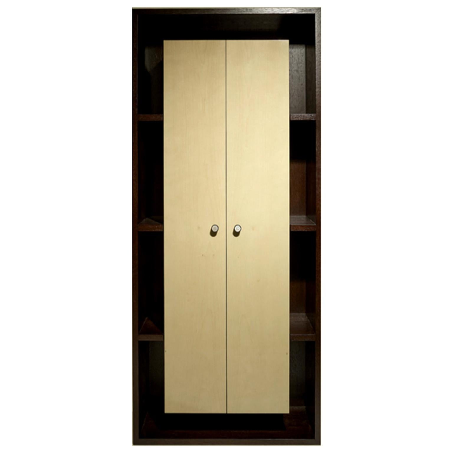 Armoire verticale contemporaine et personnalisable en wengé et sycomore